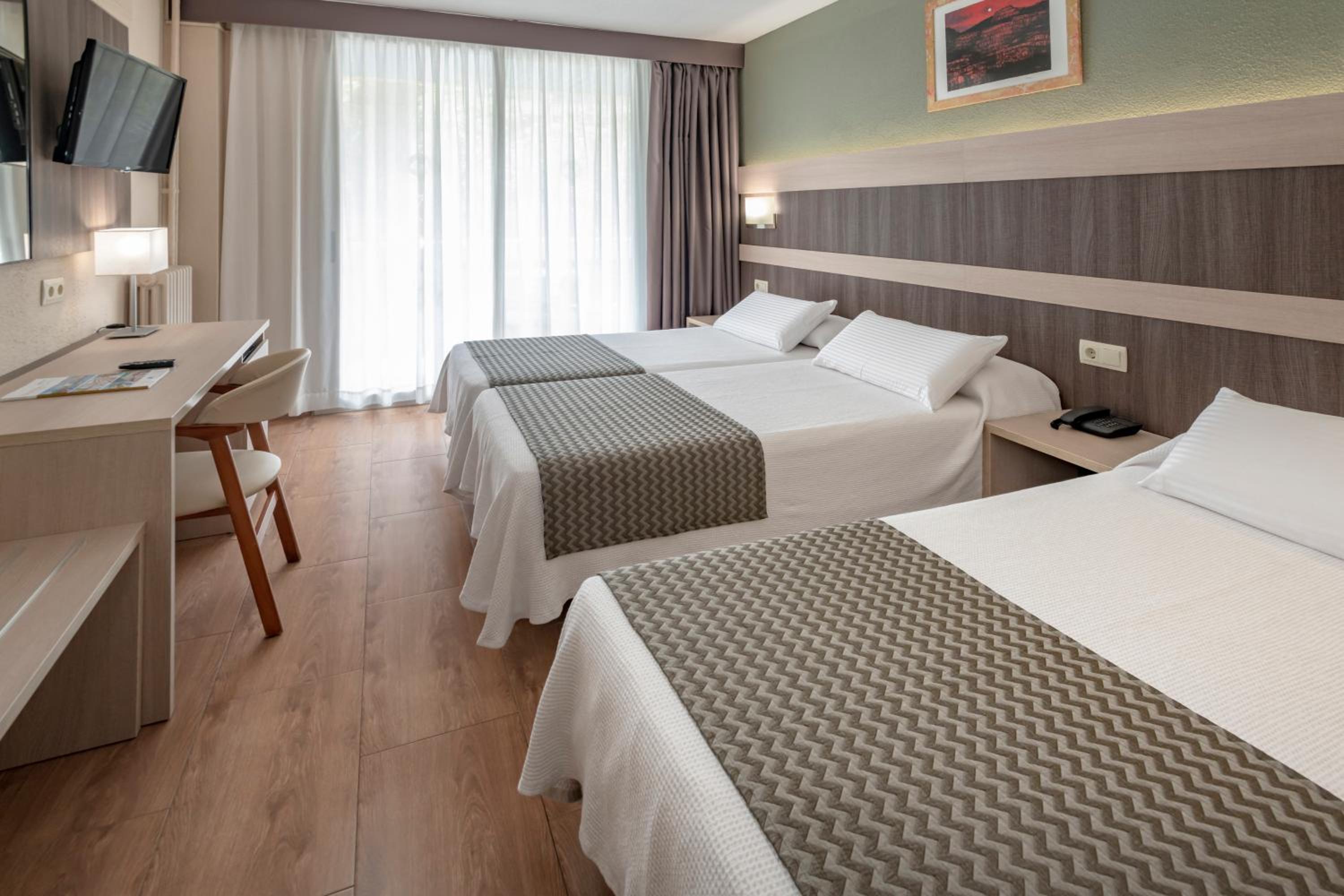 Triple Room (3 Adults) - Photo 5