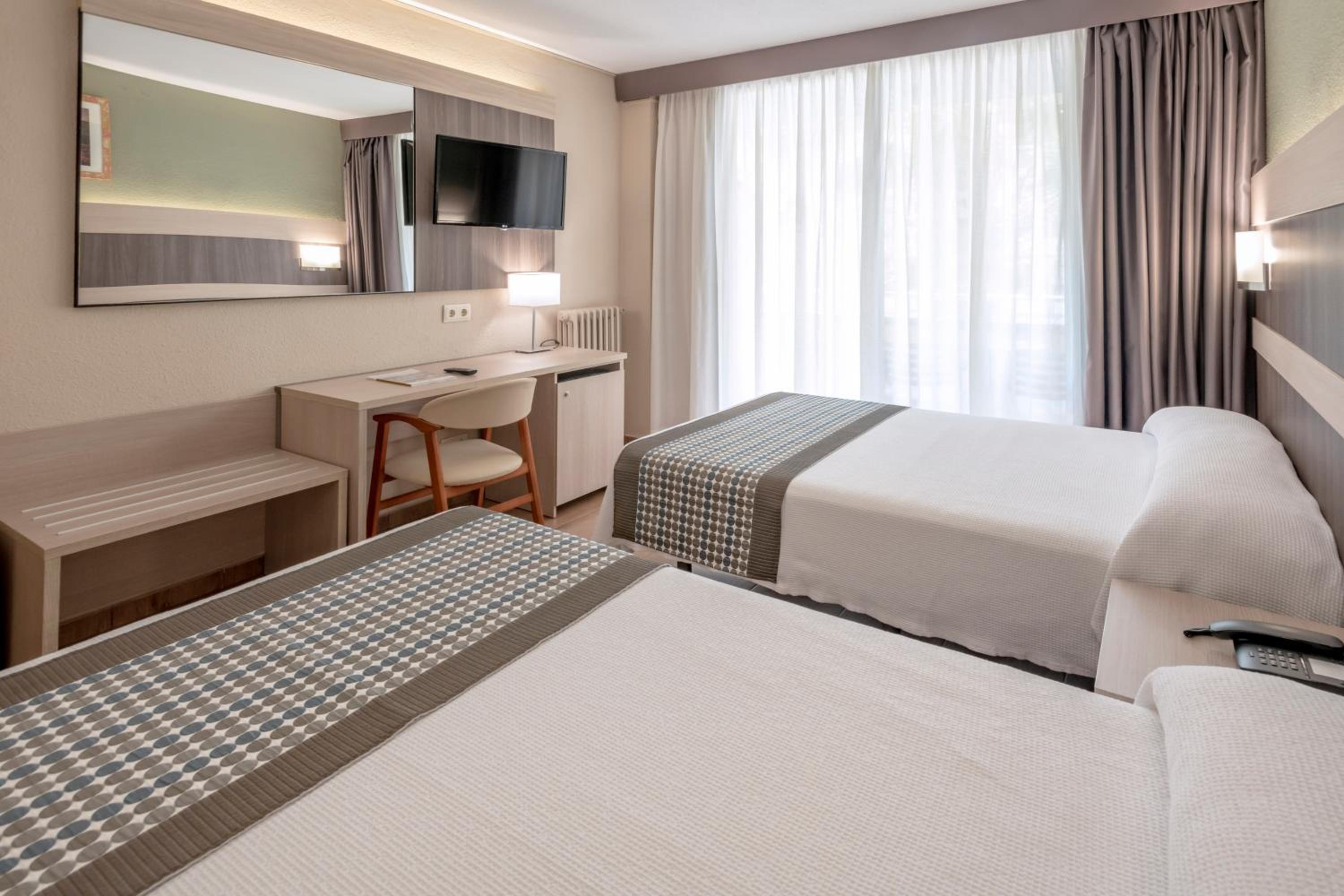 Quadruple Room with Sea View (2 Adults + 2 Children) photo 2