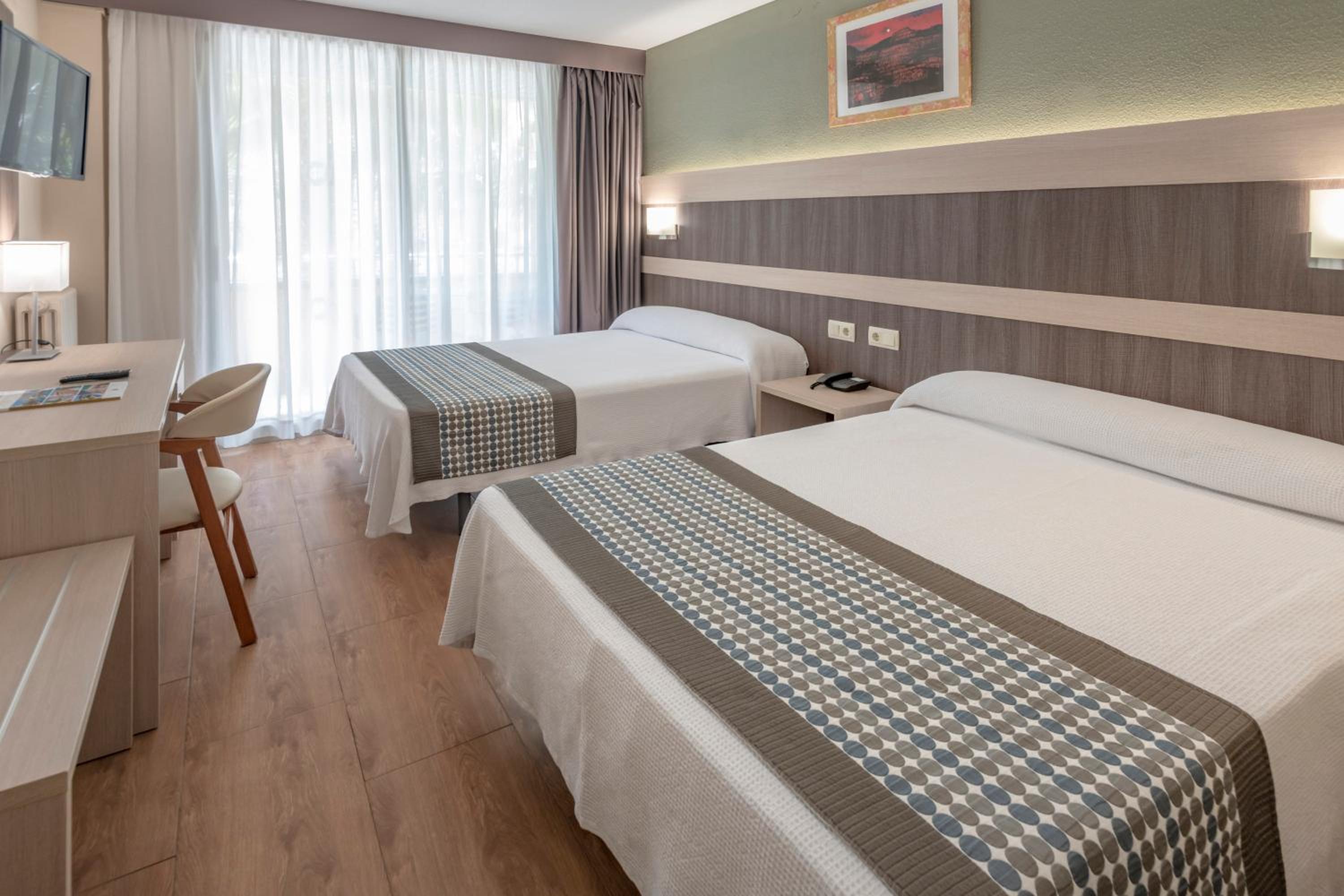Habitación Cuádruple (2 Adultos + 2 Niños)