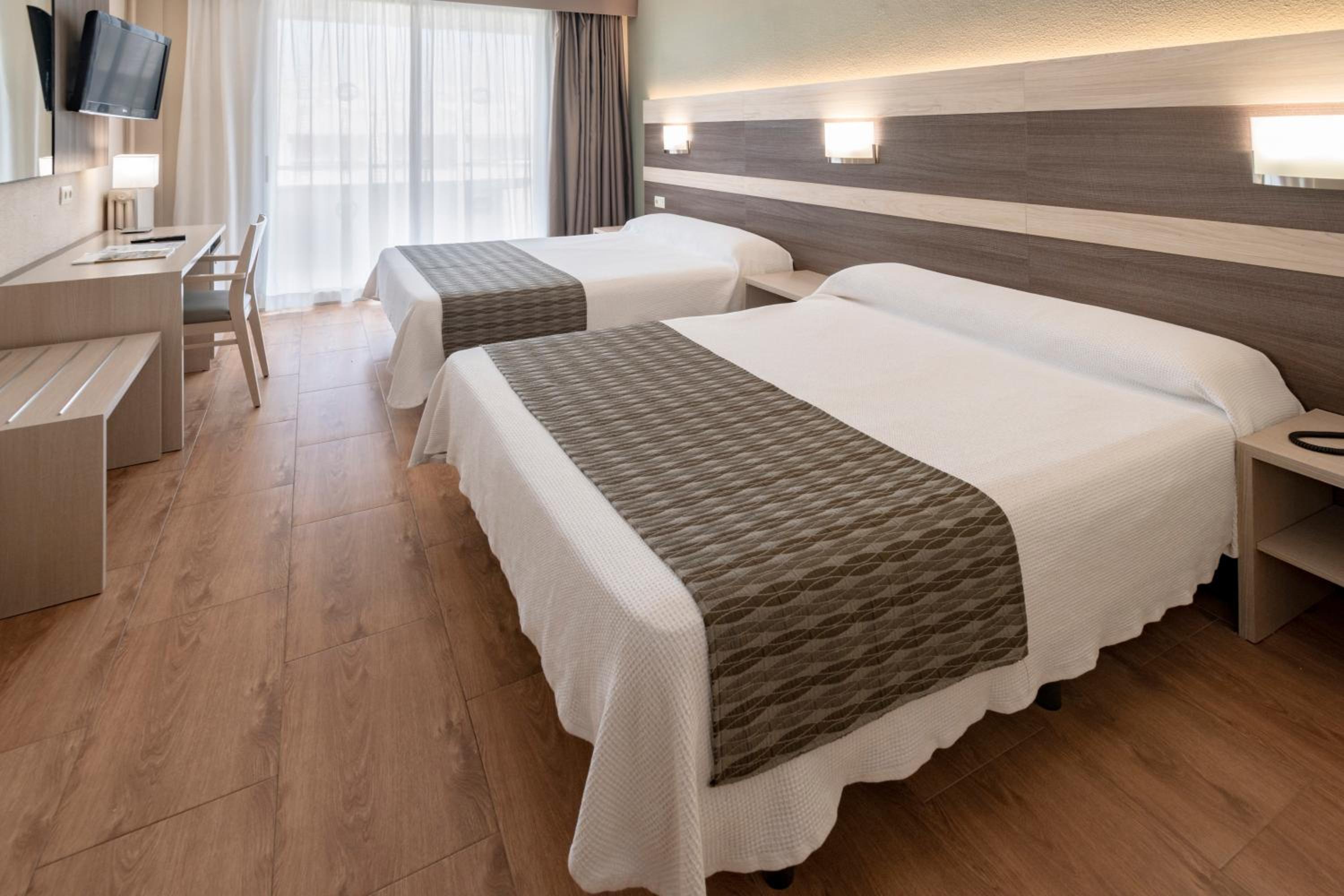 Quadruple Room (3 Adults + 1 Child) photo 3