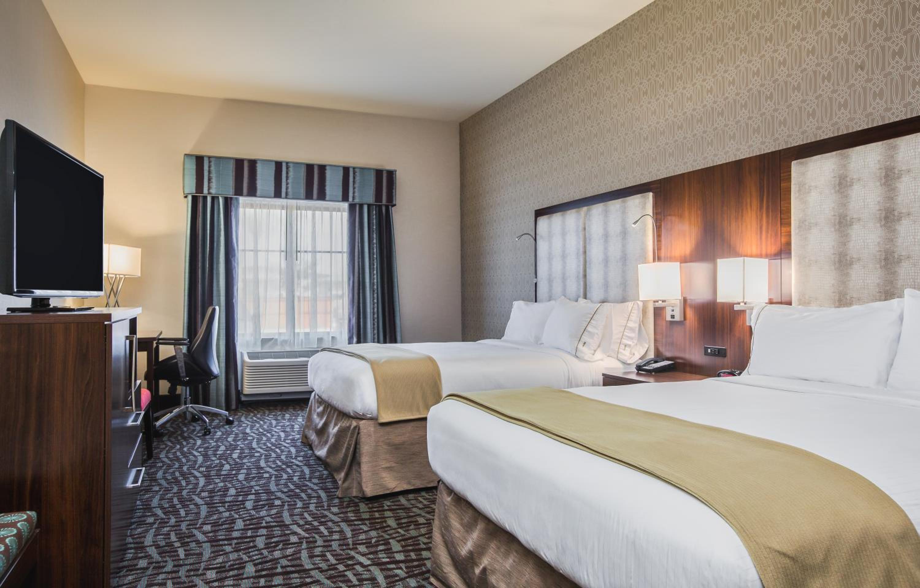 Standard Queen Room with Two Queen Beds - Communications Accessible photo 1