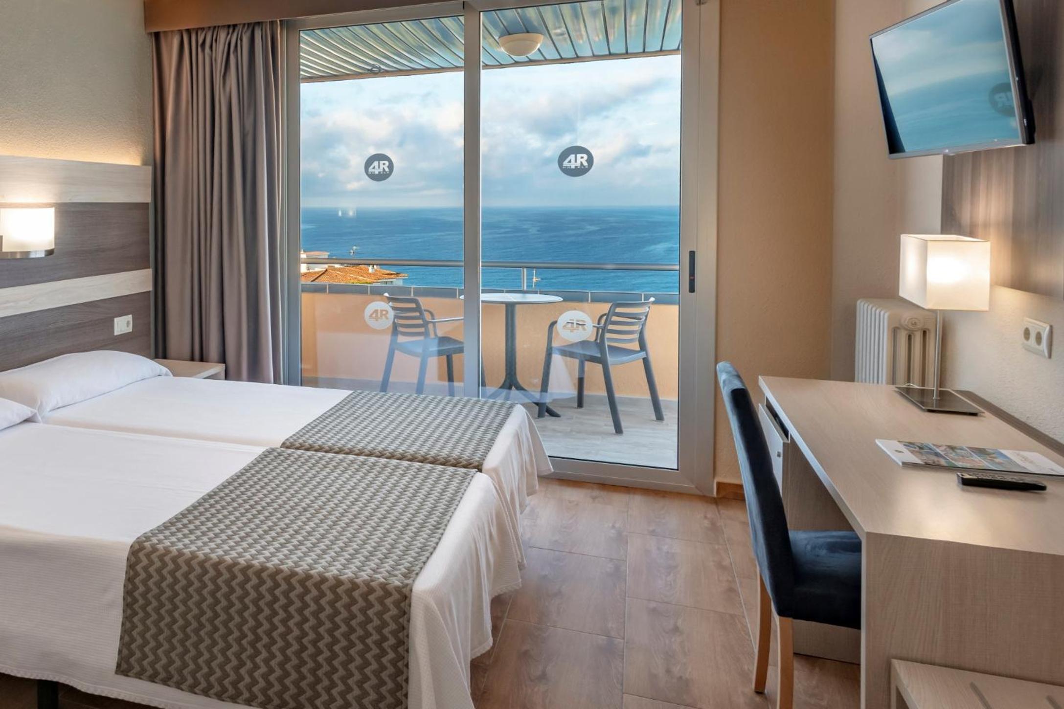 Double Room with Sea View (2 Adults) - Photo 1