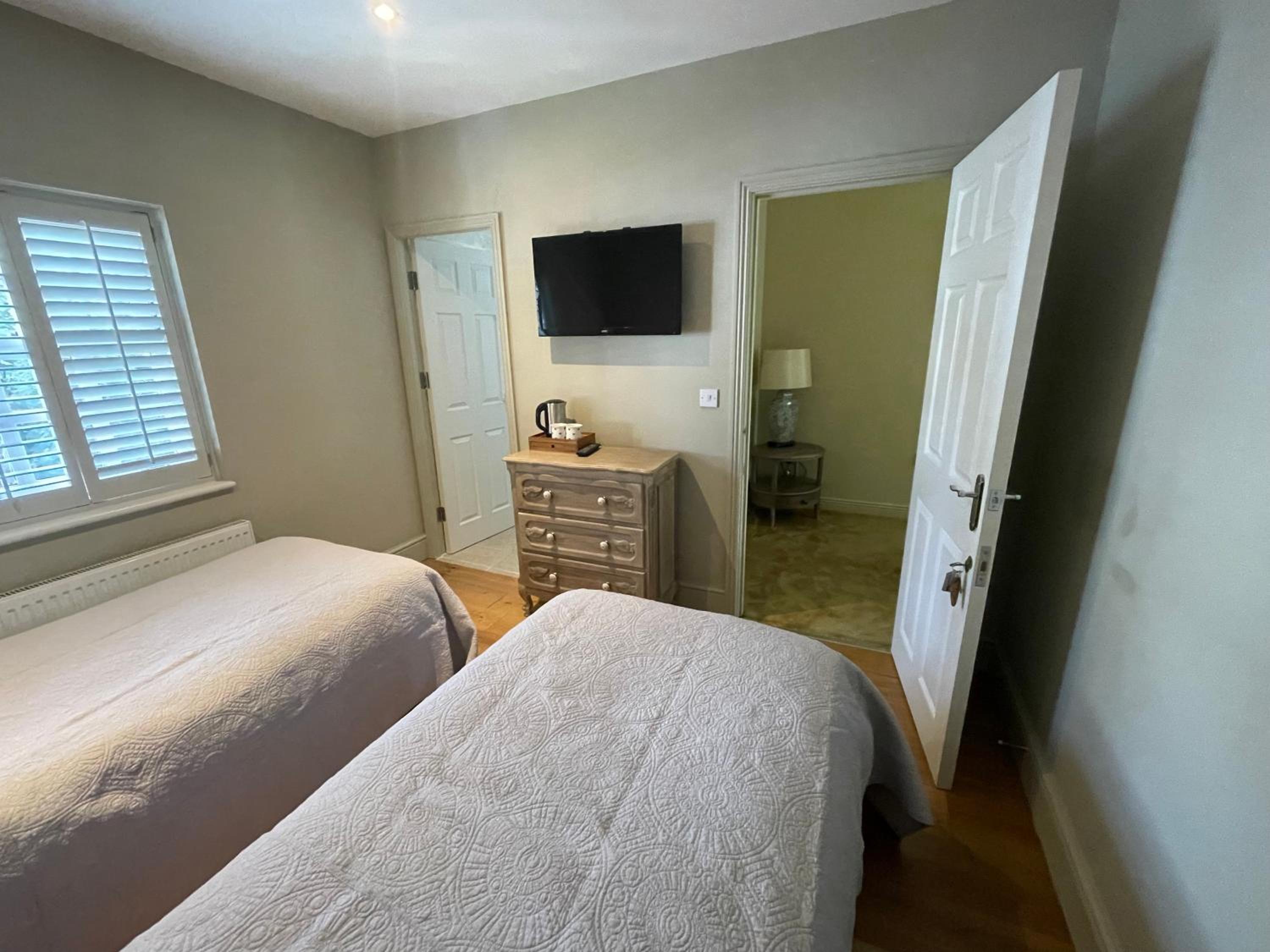 Twin Room With Private Bathroom photo 3
