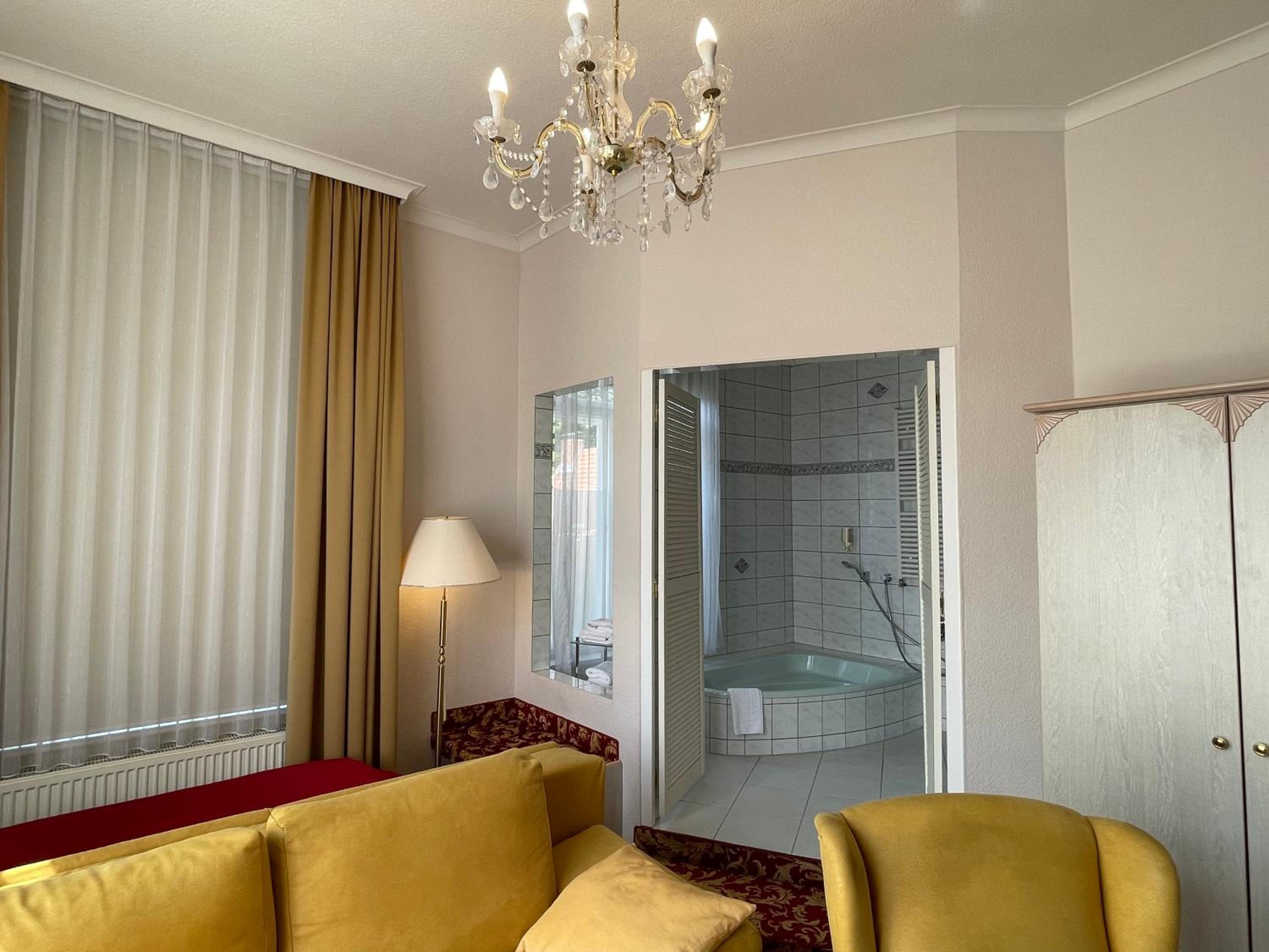 Double Room with Balcony - Photo 3