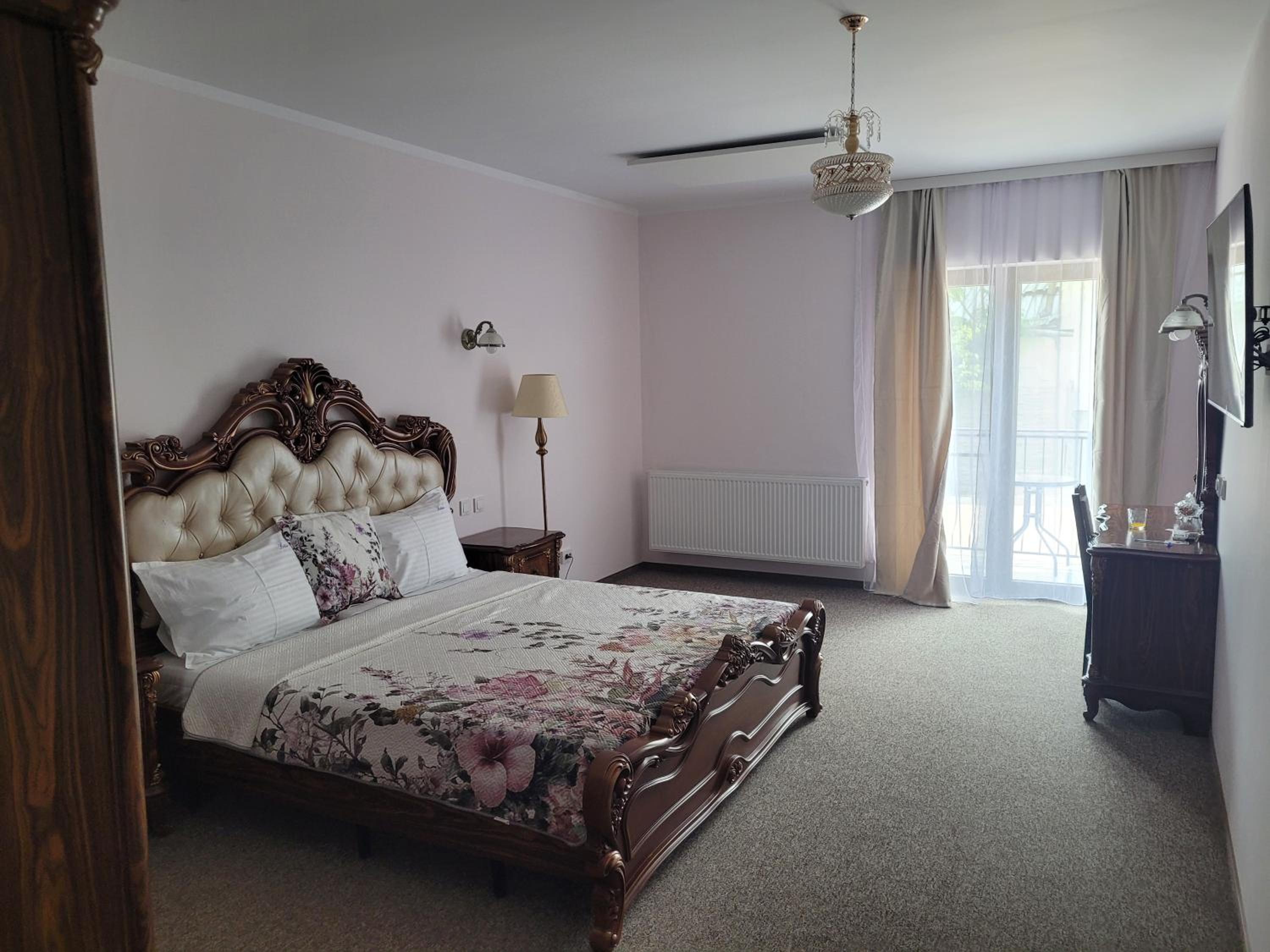 Queen Room with Balcony - Photo 1