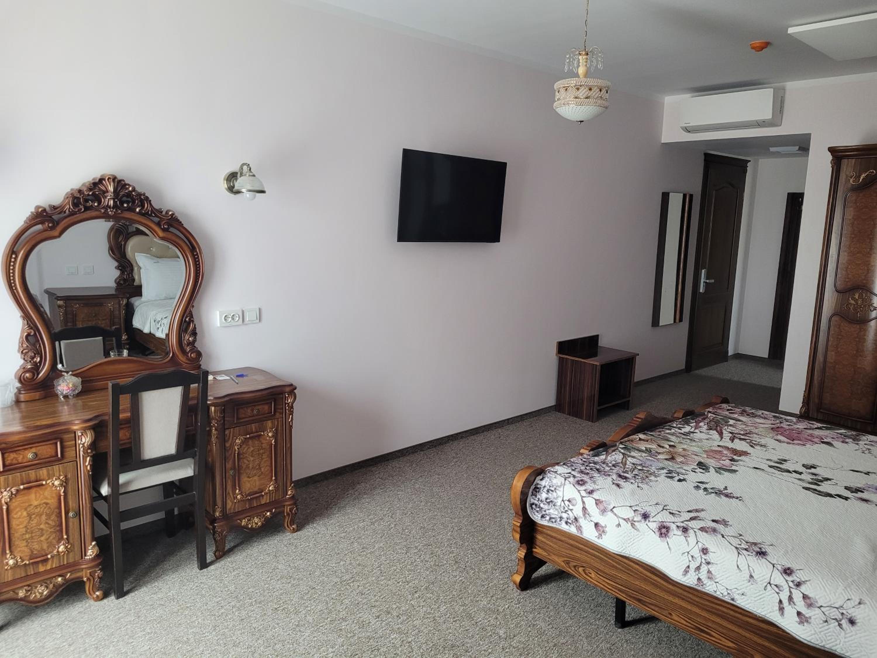Queen Room with Balcony - Photo 9