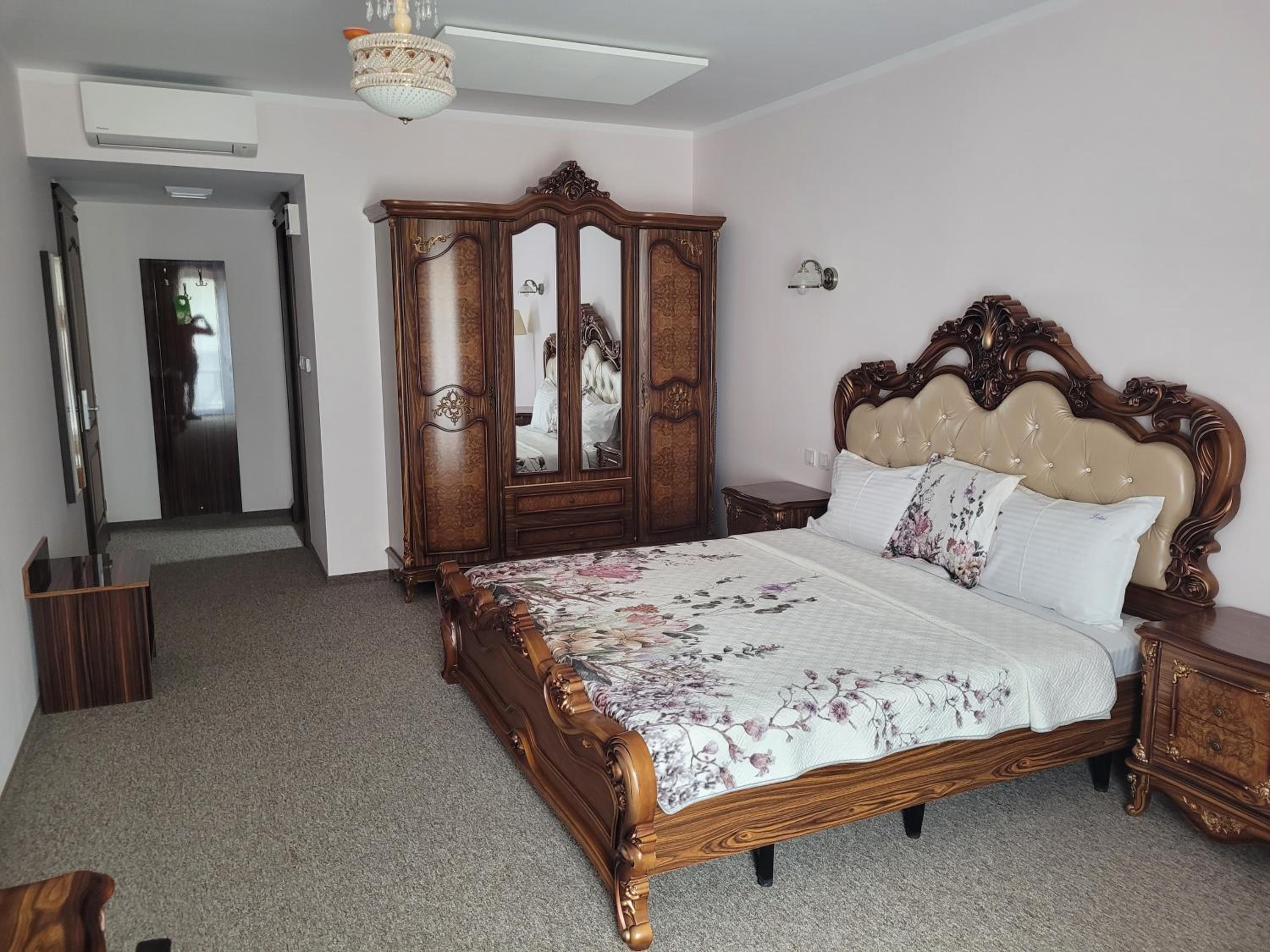 Queen Room with Balcony - Photo 10
