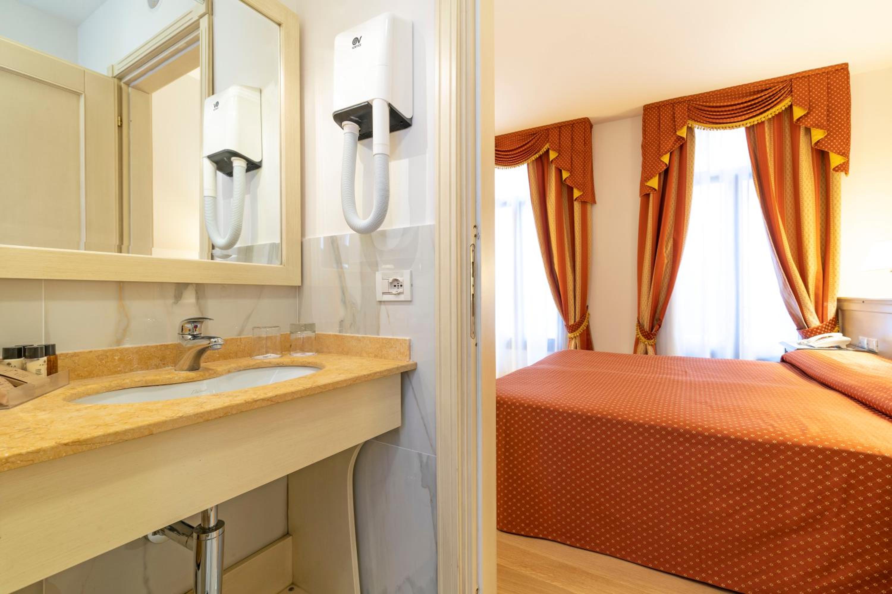 Standard Double or Twin Room photo 1