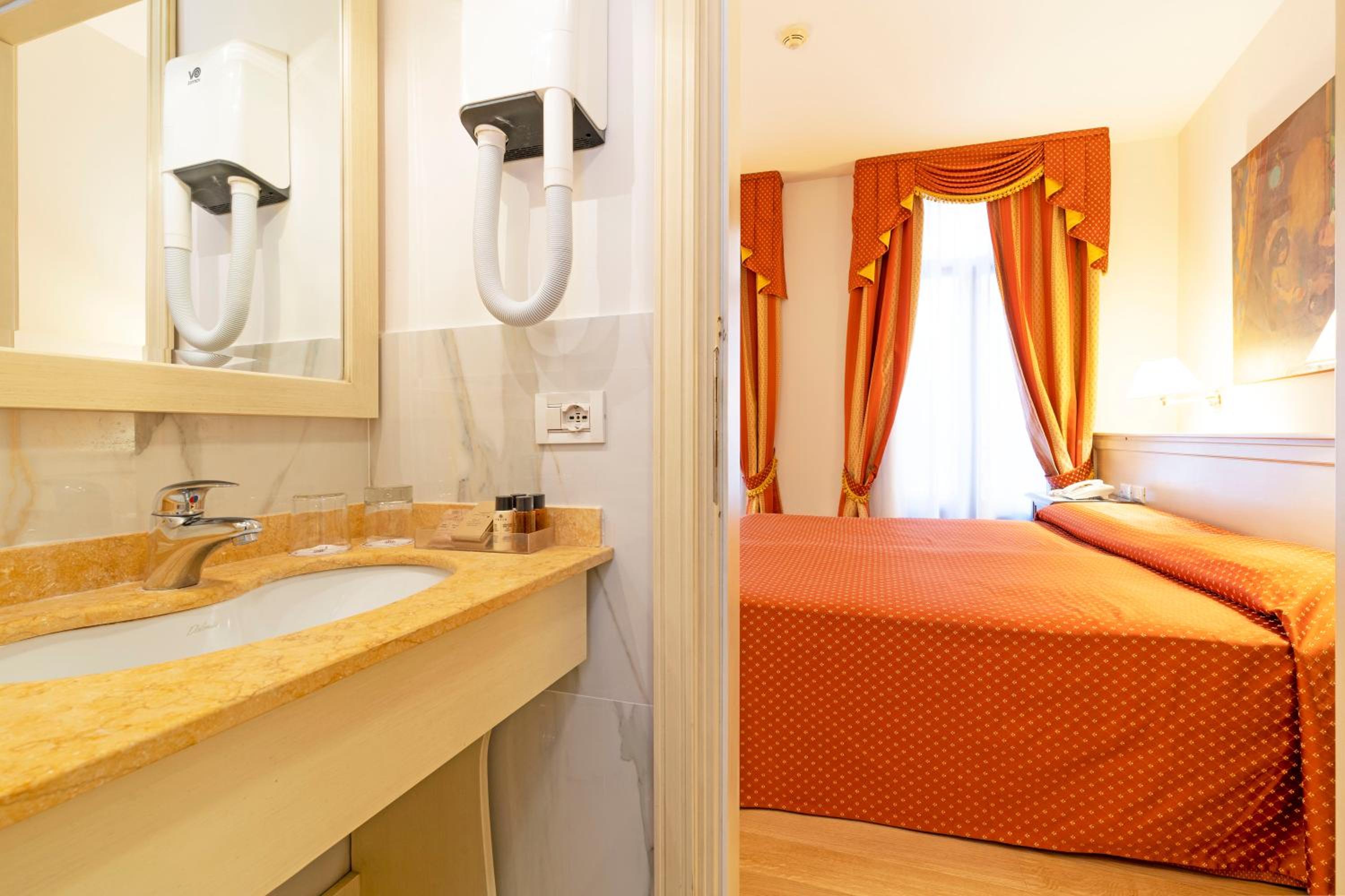 Standard Double or Twin Room photo 3