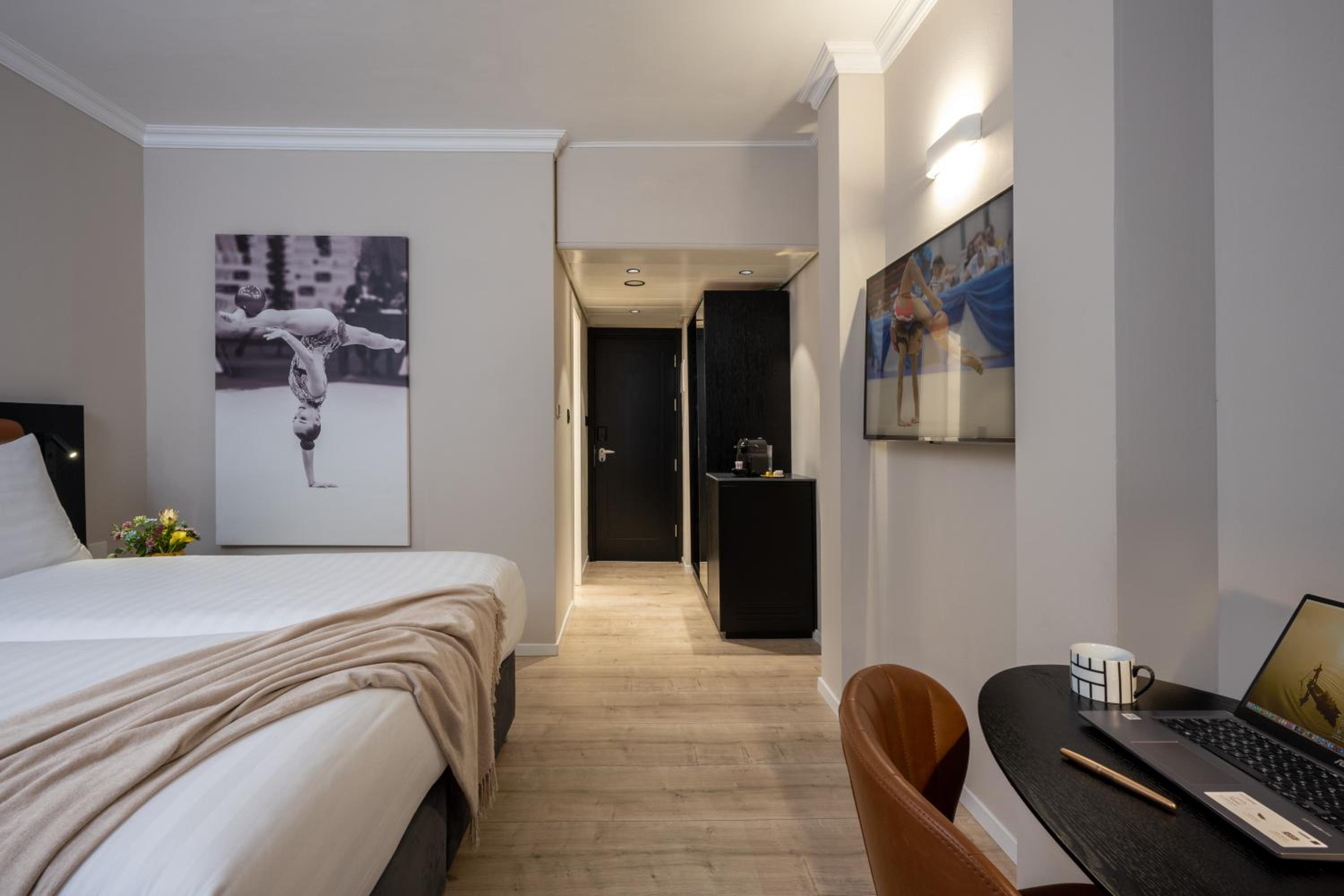 Business Room with Balcony