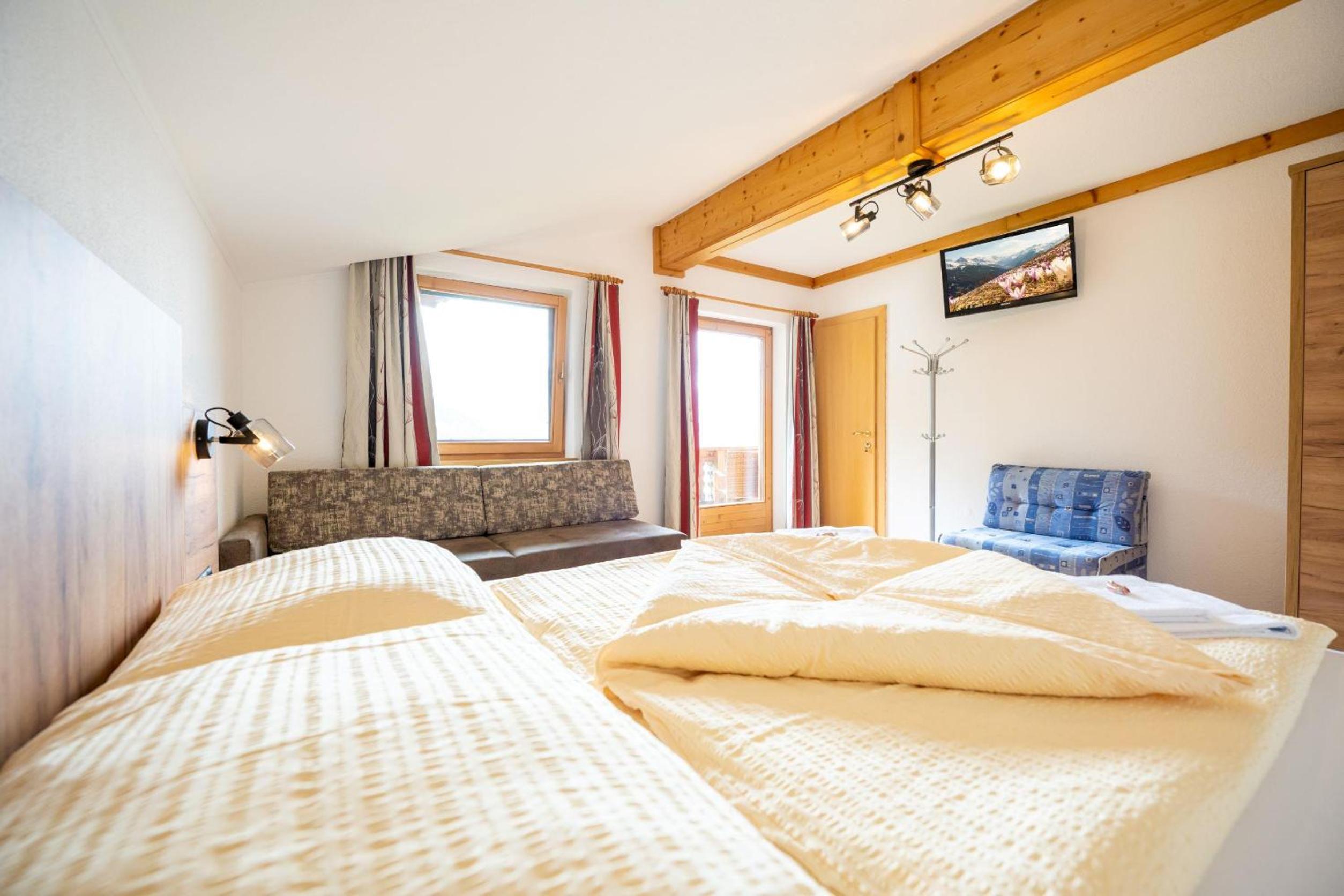 Three-Bedroom Apartment with Shower photo 1