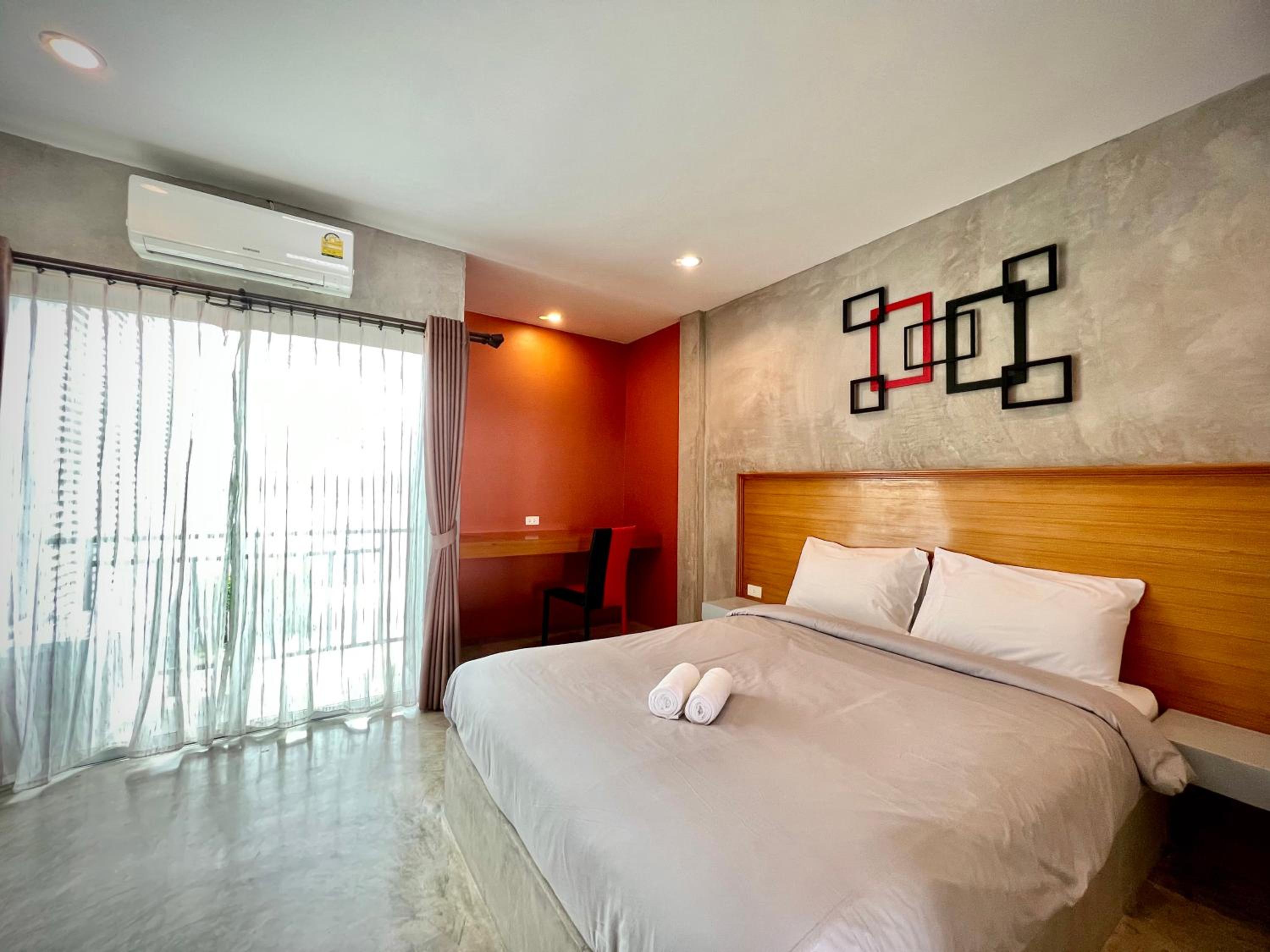 Queen Room with Balcony - Photo 4