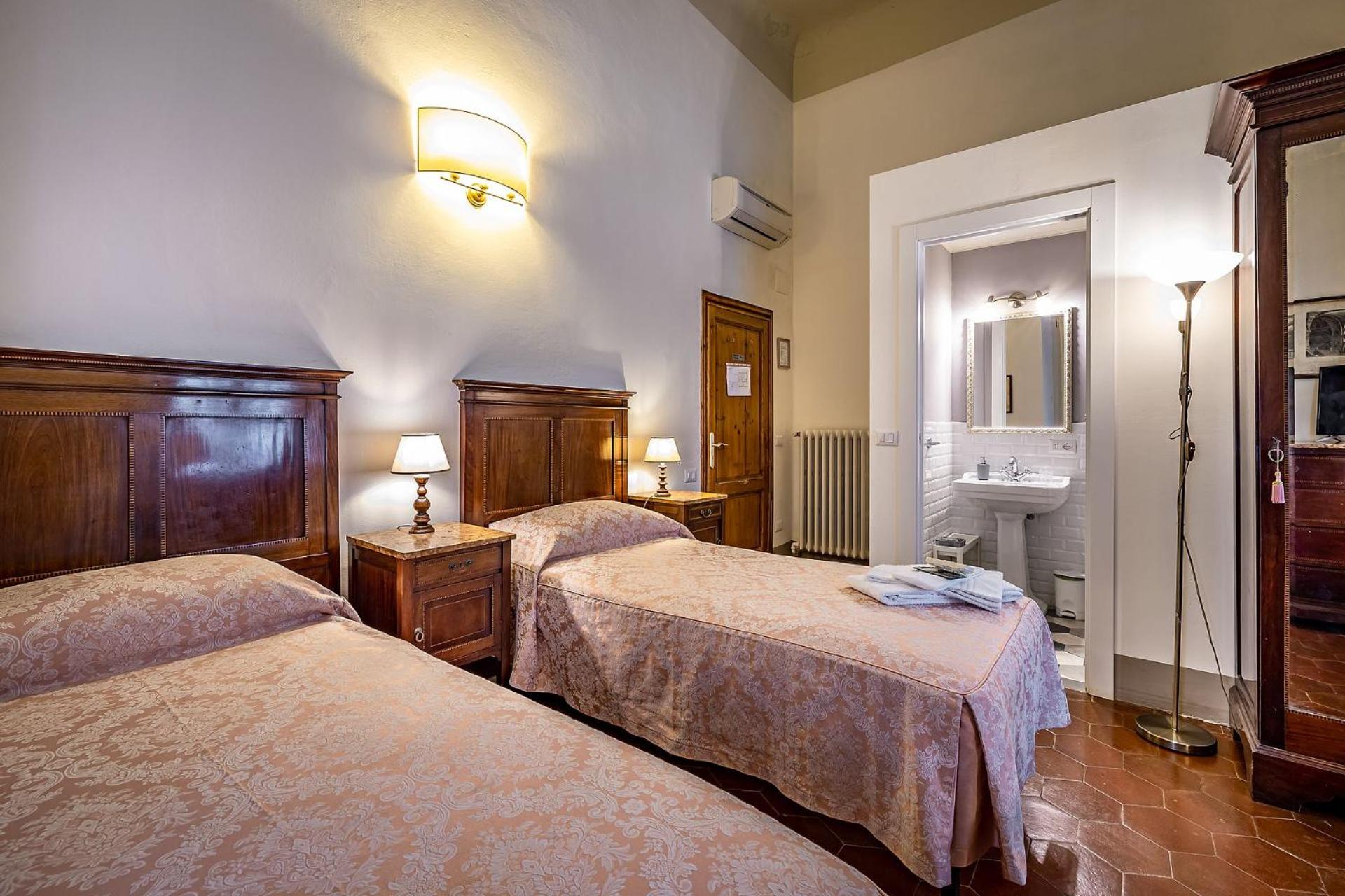 Twin Room with Private Bathroom photo 2