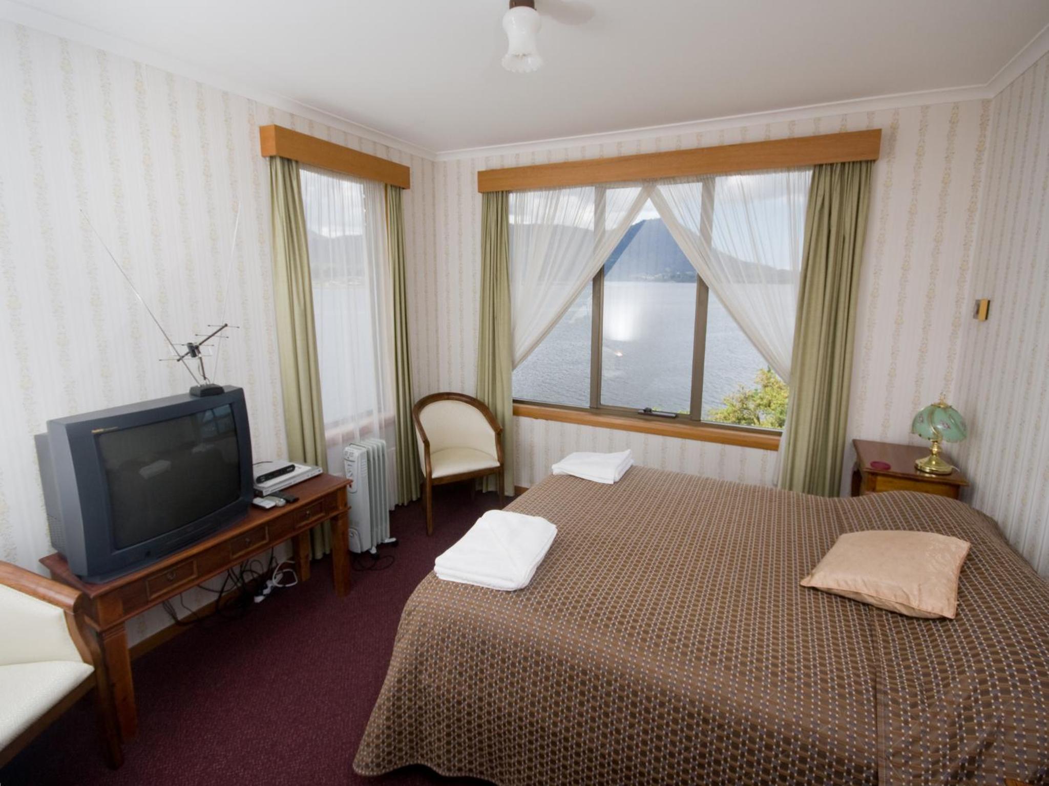 Three-Bedroom House photo 2