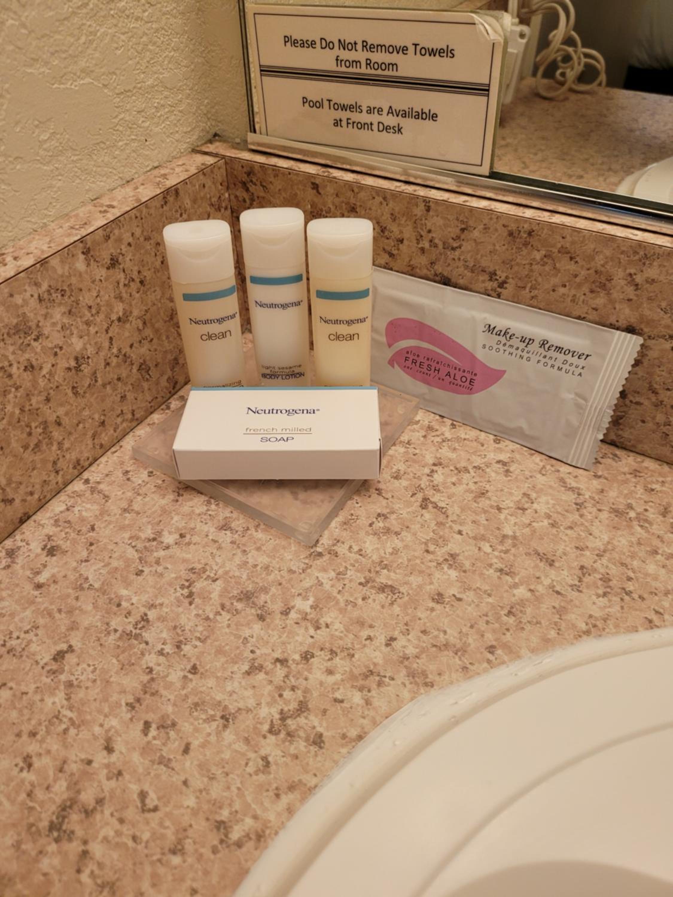 Queen Room - Non-Smoking - Photo 2