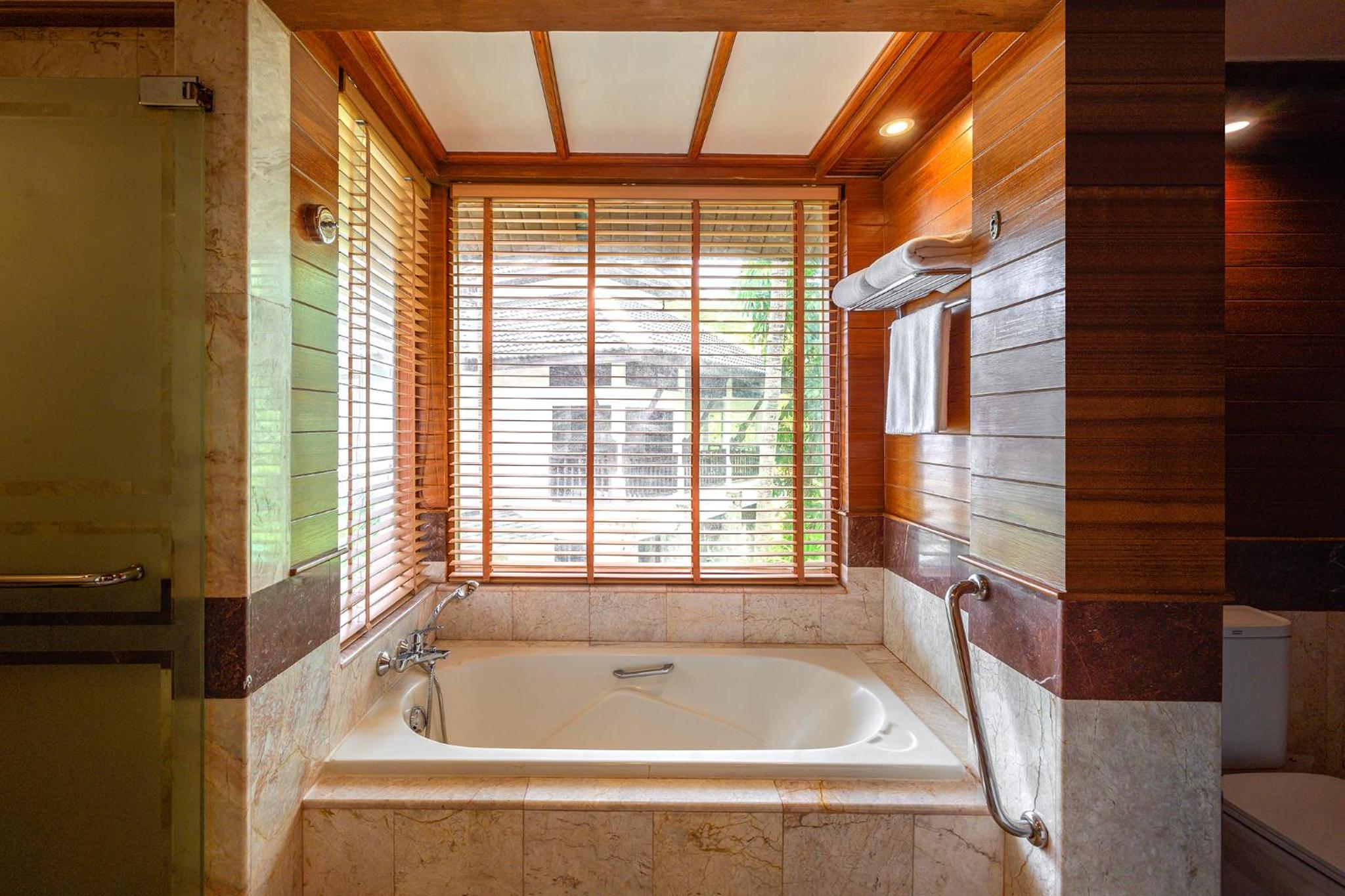 Seaview Hillside with Terrace Bathtub - Photo 9