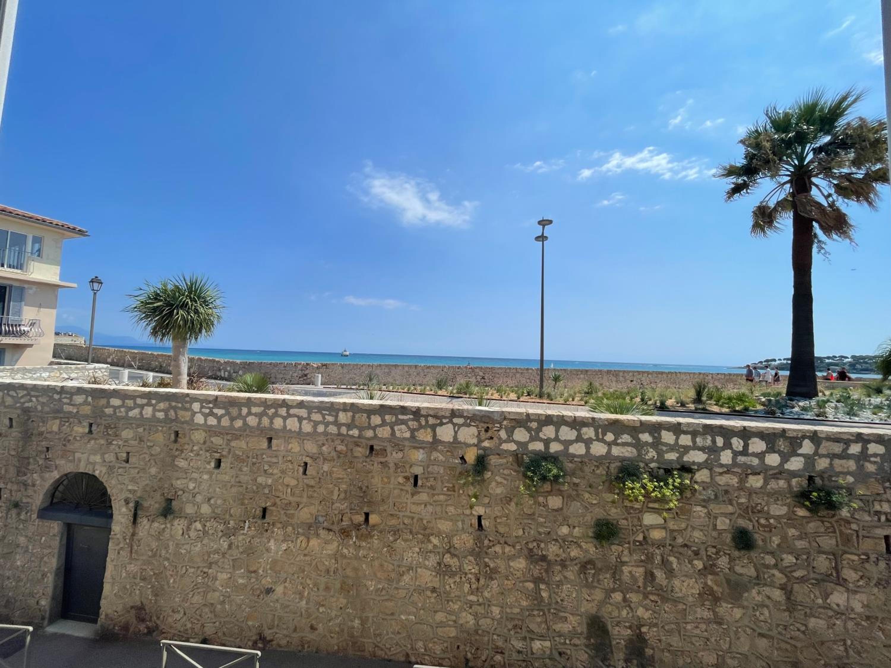 Apartment with Sea View - Photo 3