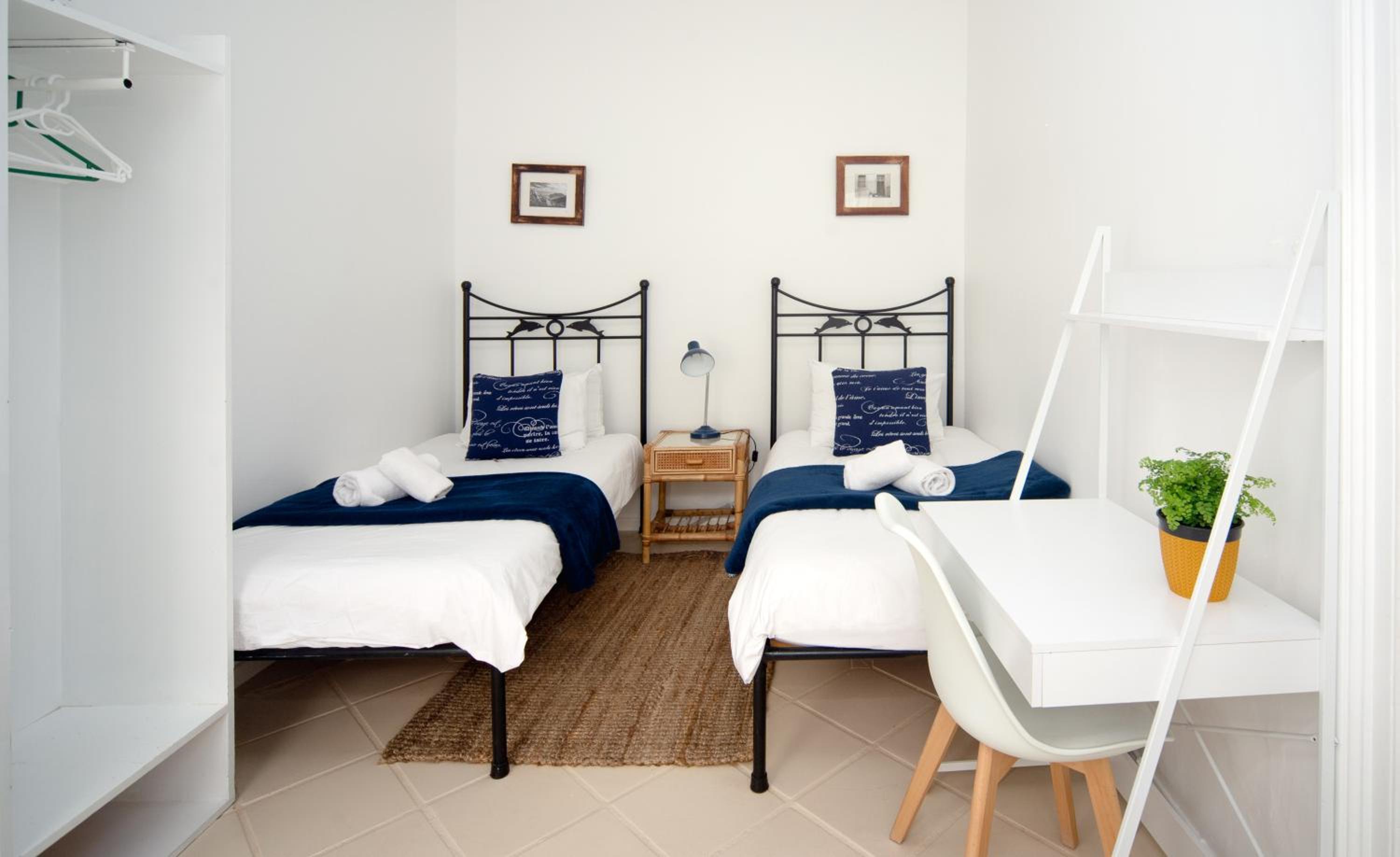 Standard Twin Room with Courtyard View - Photo 3