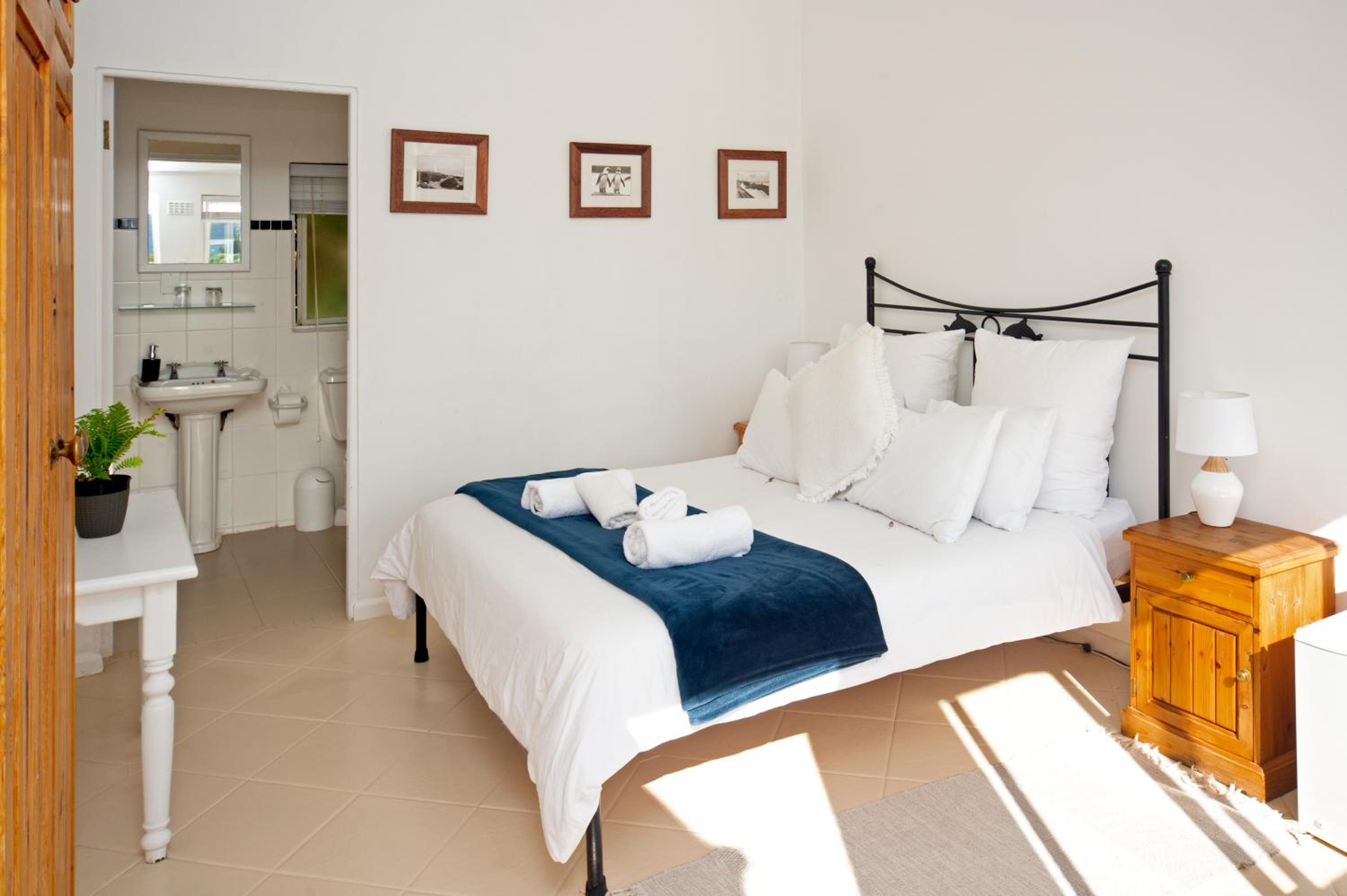 Standard Double Room with Balcony - Photo 2
