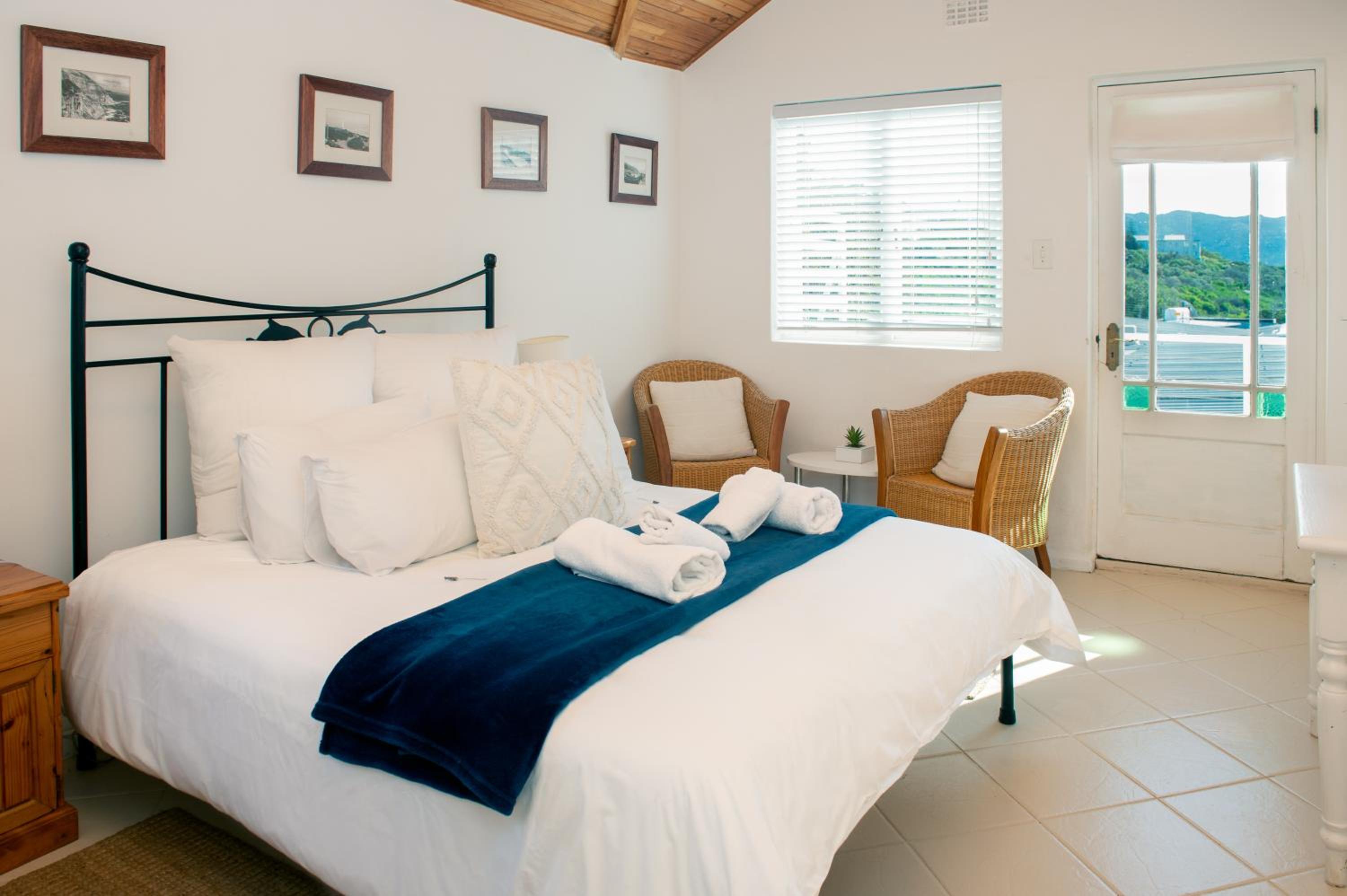 Standard Double Room with Balcony - Photo 5