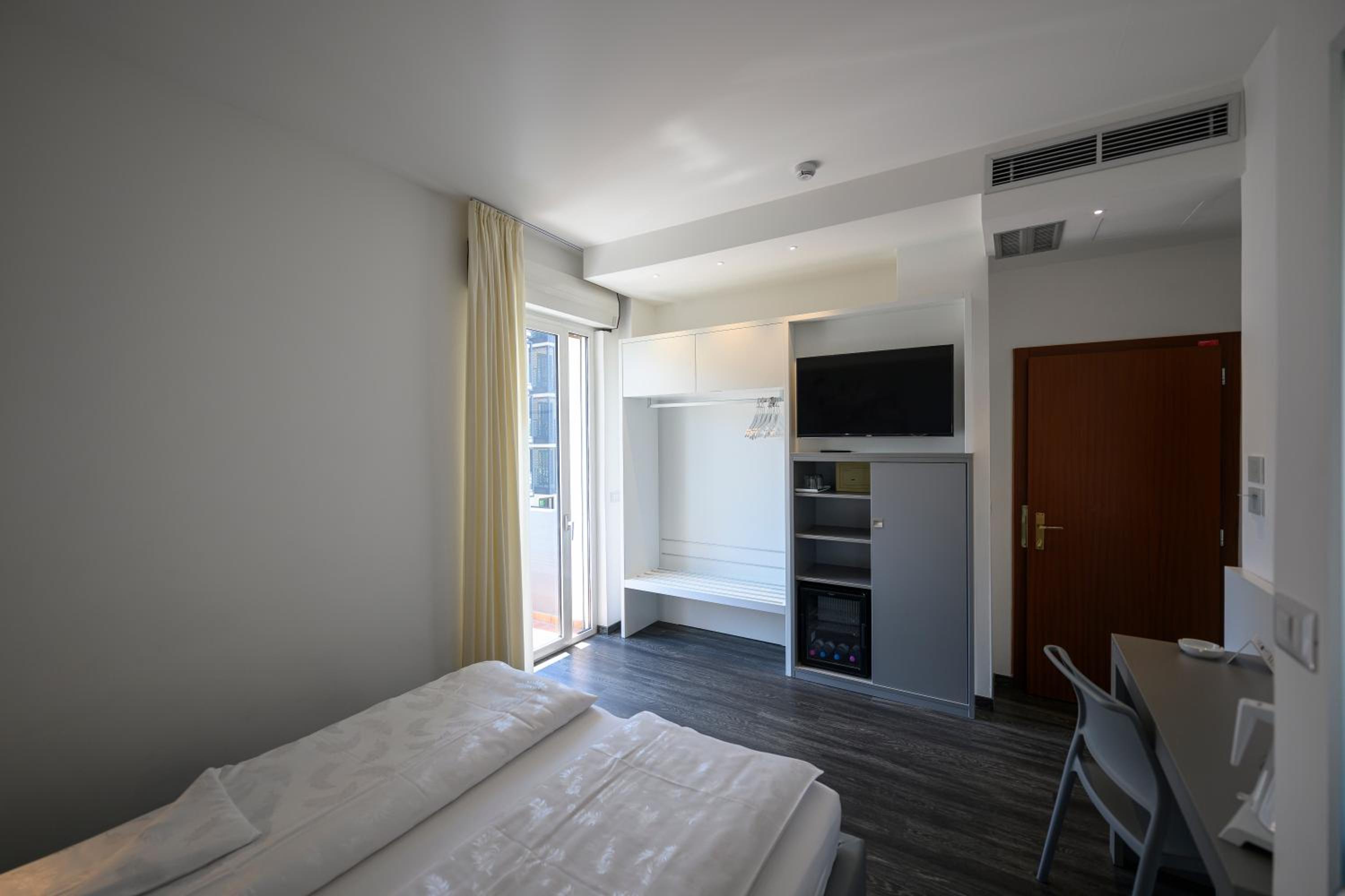 Double or Twin Room - Photo 6