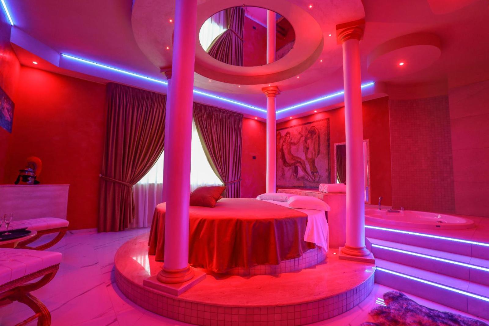King Suite with Spa Bath photo 1
