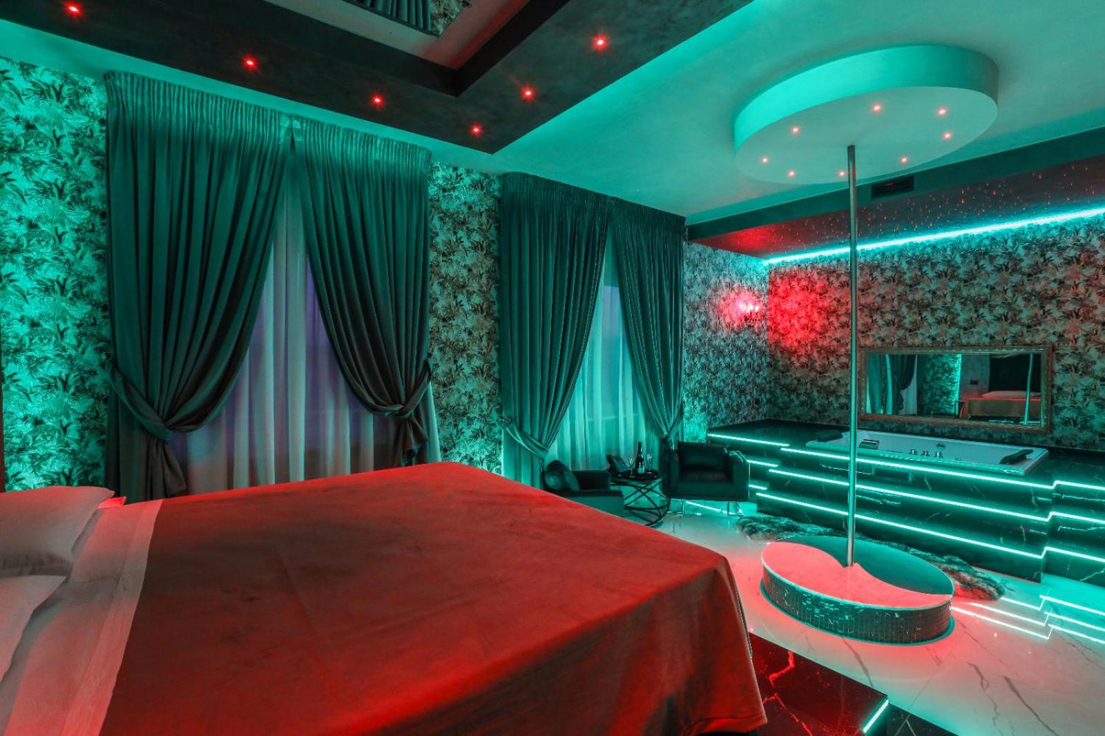 Deluxe Suite with Spa Bath photo 1