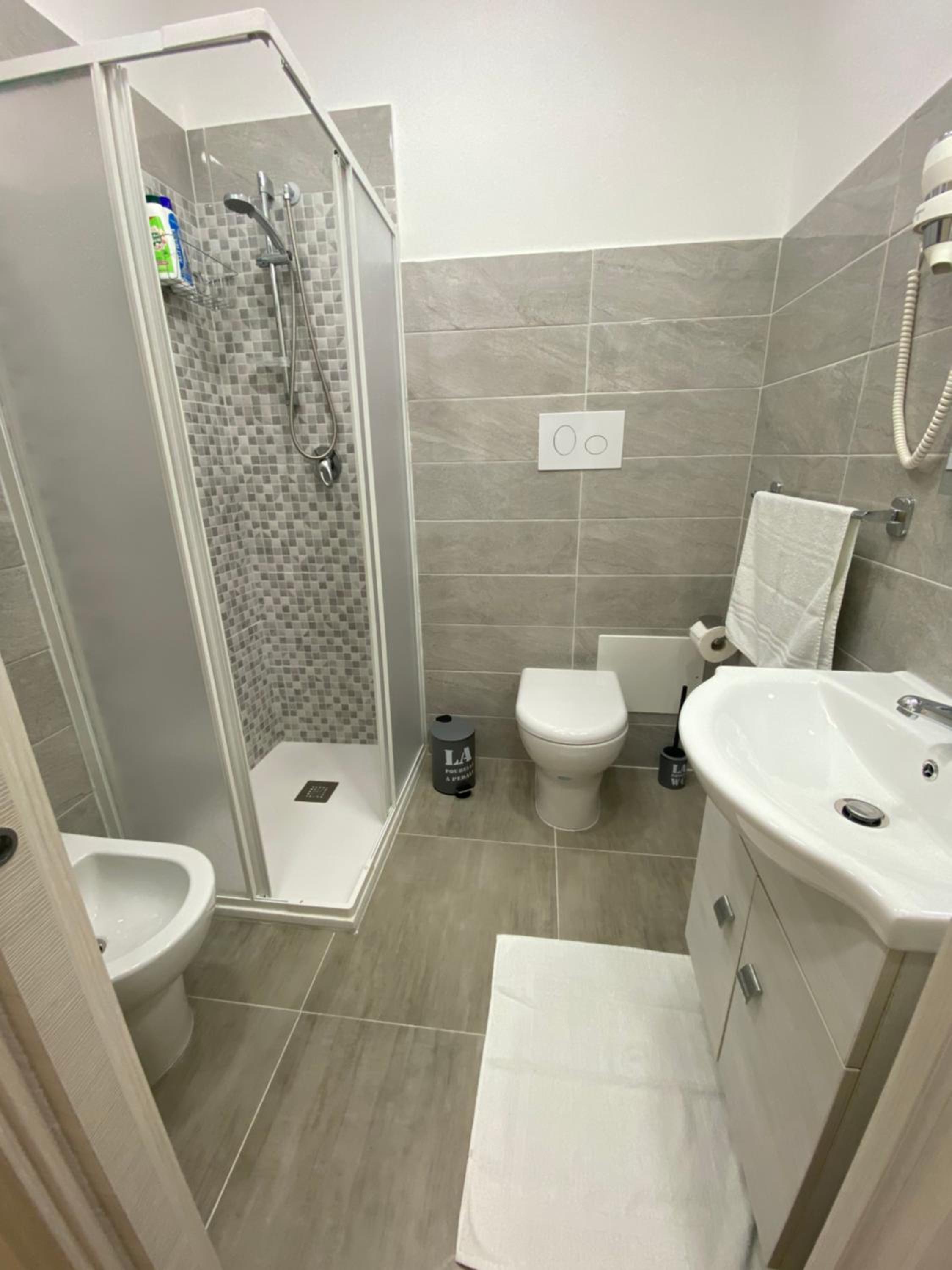 Double Room with Private Bathroom - Photo 5