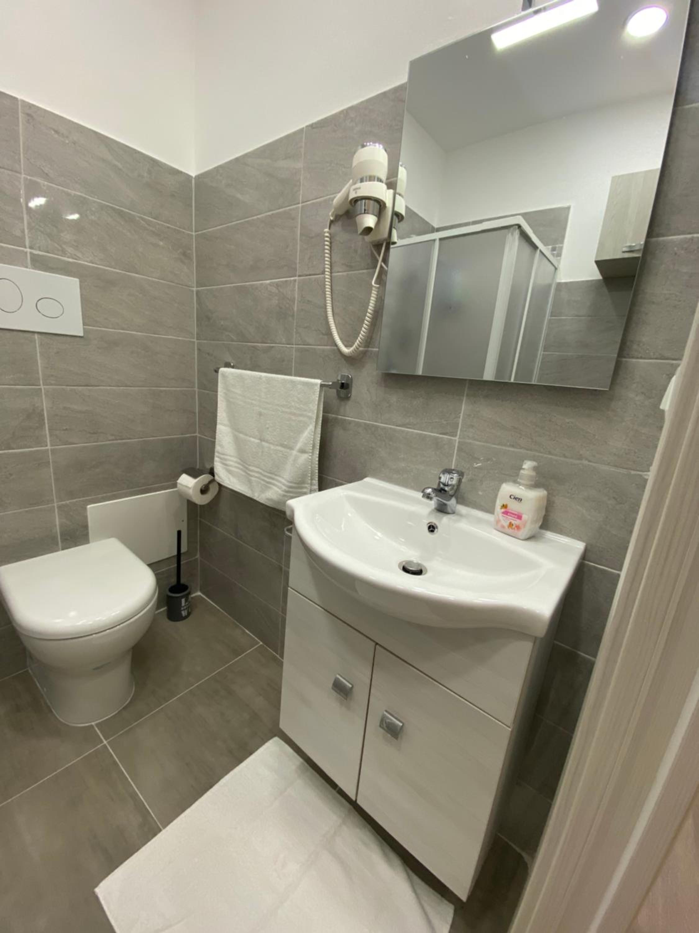 Double Room with Private Bathroom - Photo 2