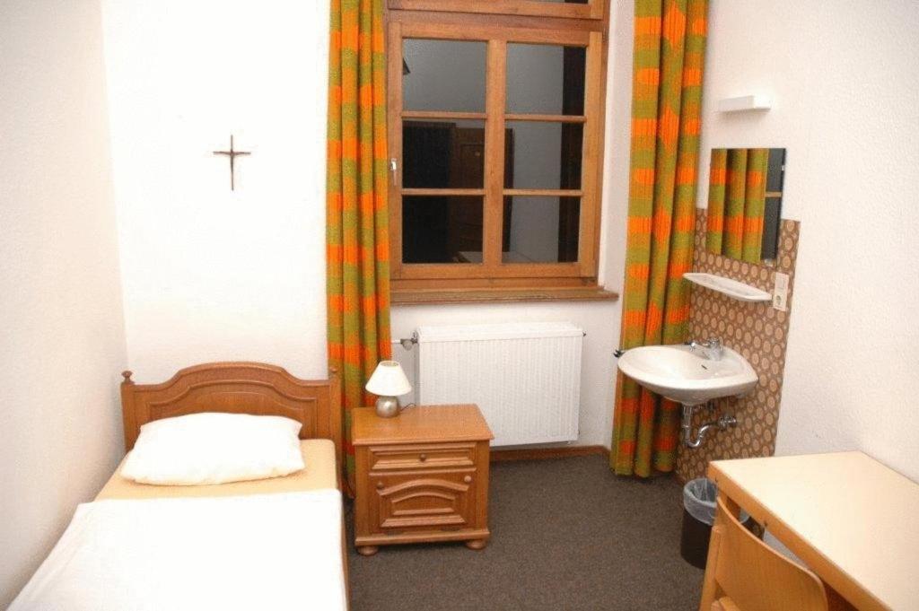 Single Room with Shared Bathroom photo 1