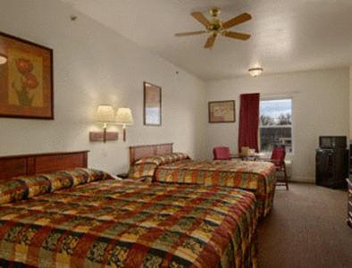 Queen Room with Two Queen Beds - Smoking - Photo 3