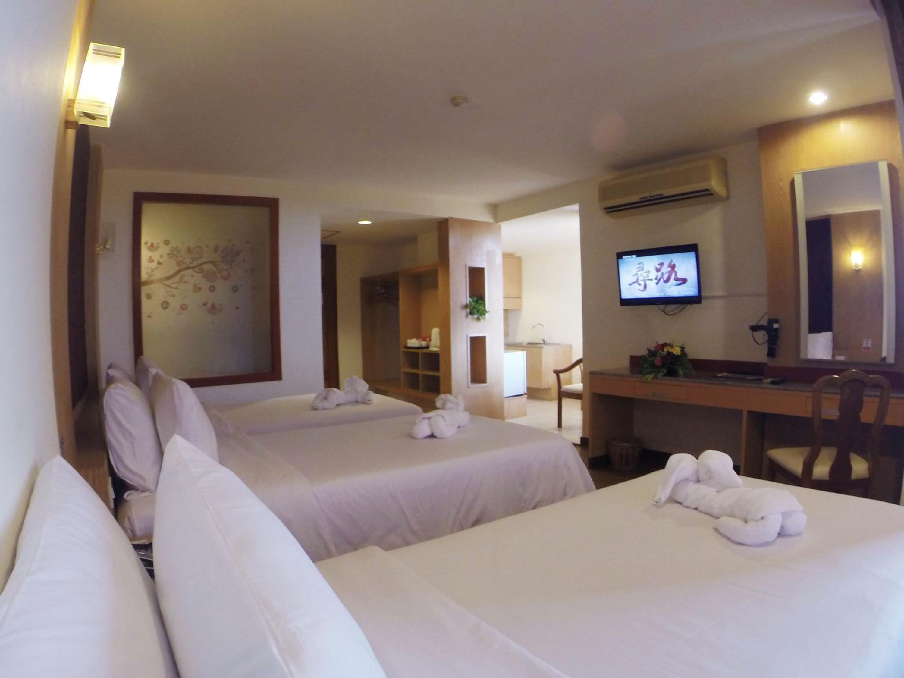 Deluxe Triple Room - Photo 9
