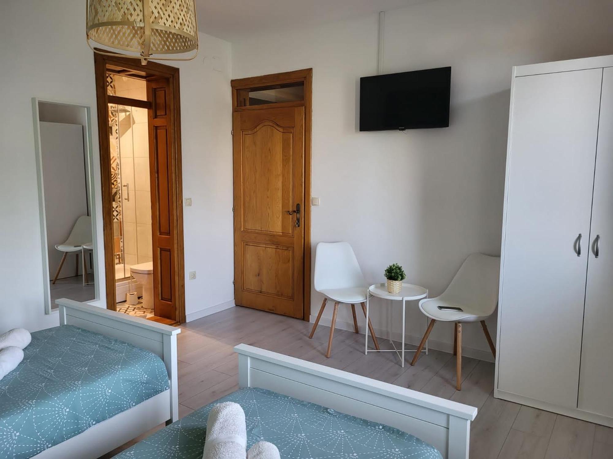 Double or Twin Room - Photo 4