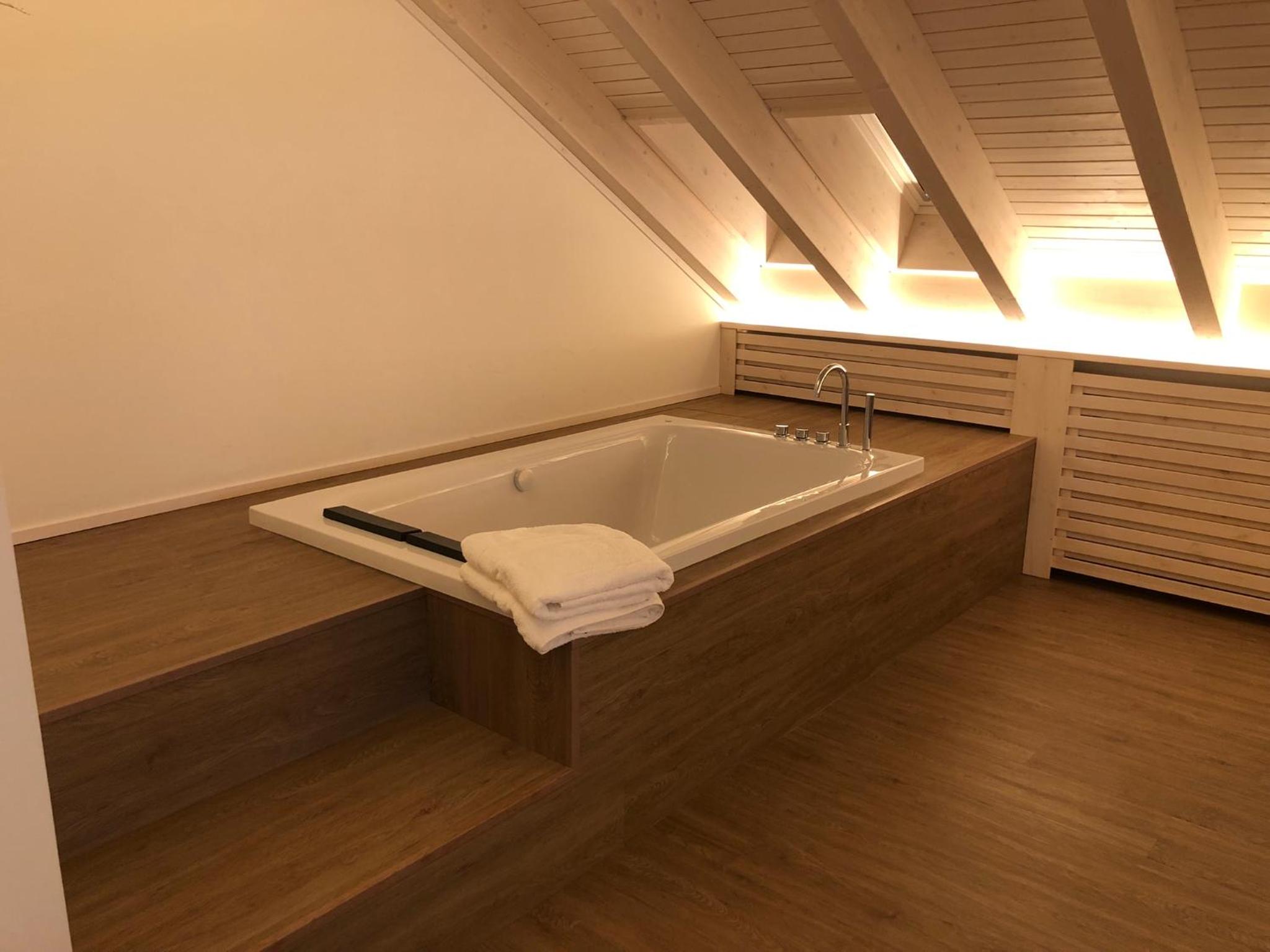 Queen Suite with Spa Bath photo 3