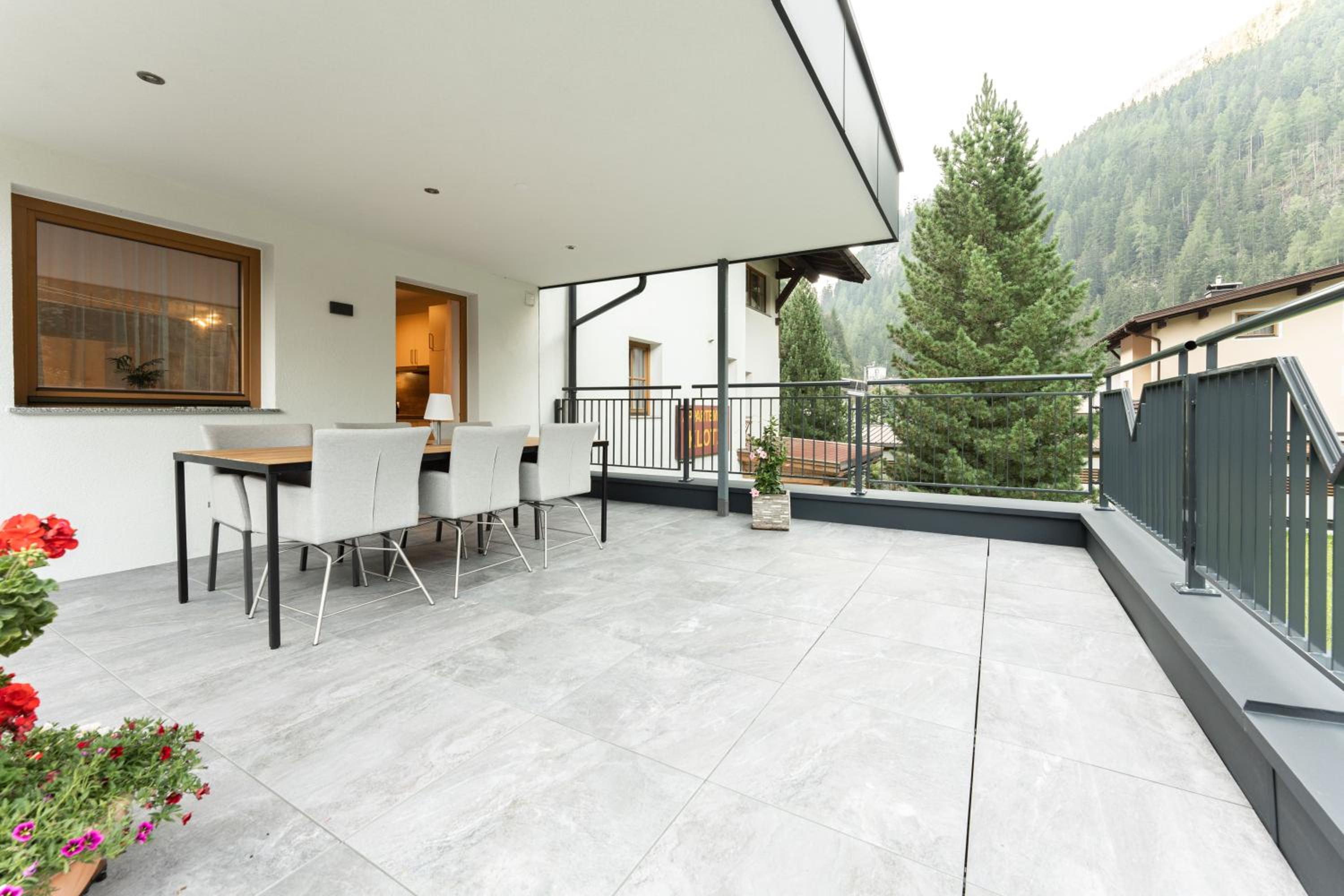 Apartment with Balcony photo 3