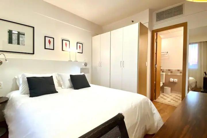 Deluxe Room (2 Adults + 1 Child) - Photo 1