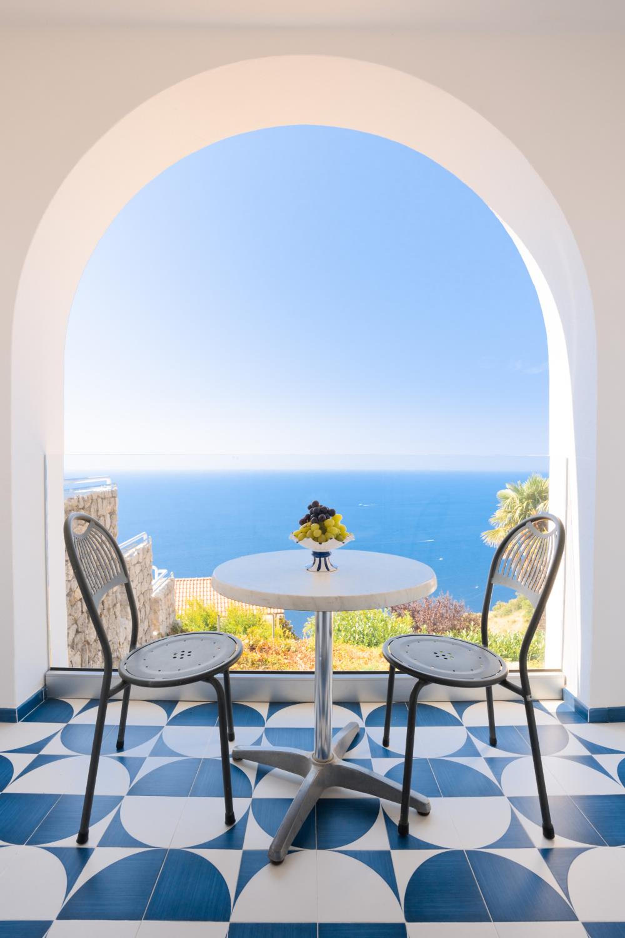 Deluxe Double or Twin Room with Sea View - Photo 4
