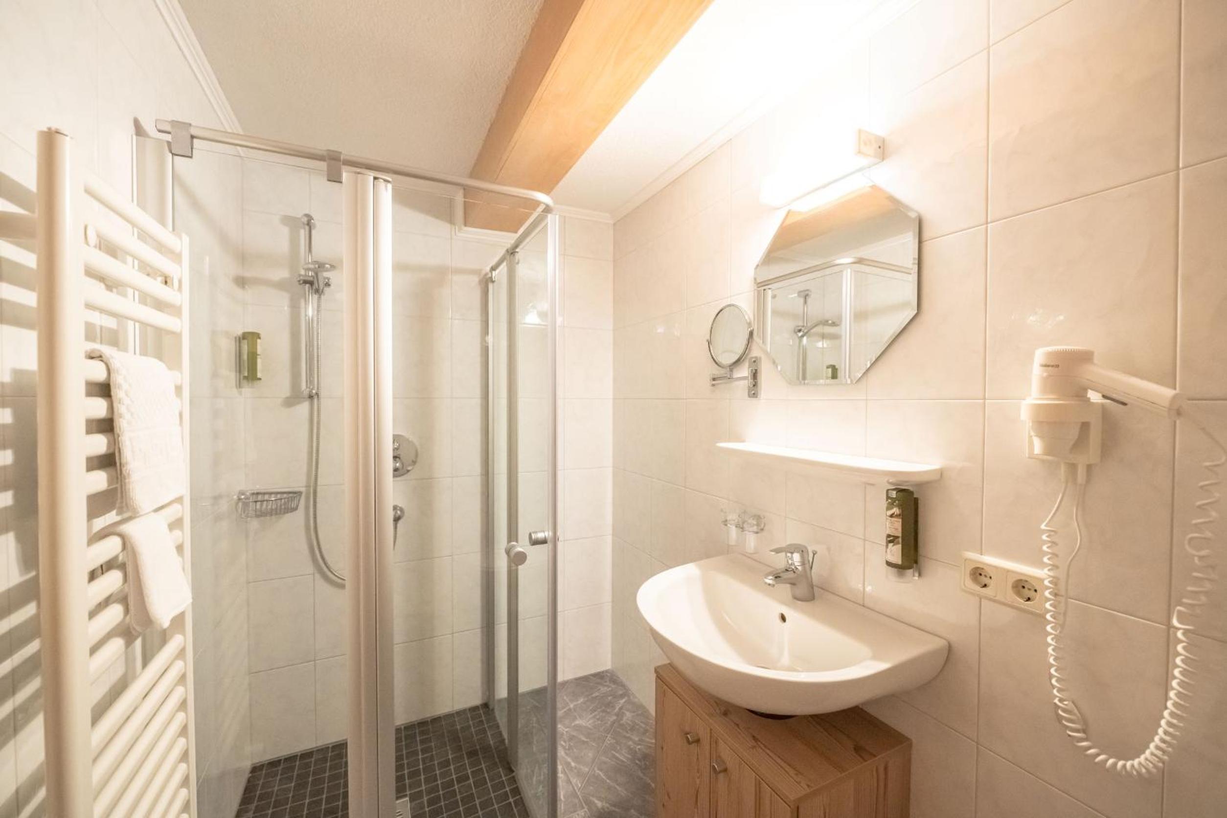 Three-Bedroom Apartment with Shower photo 2