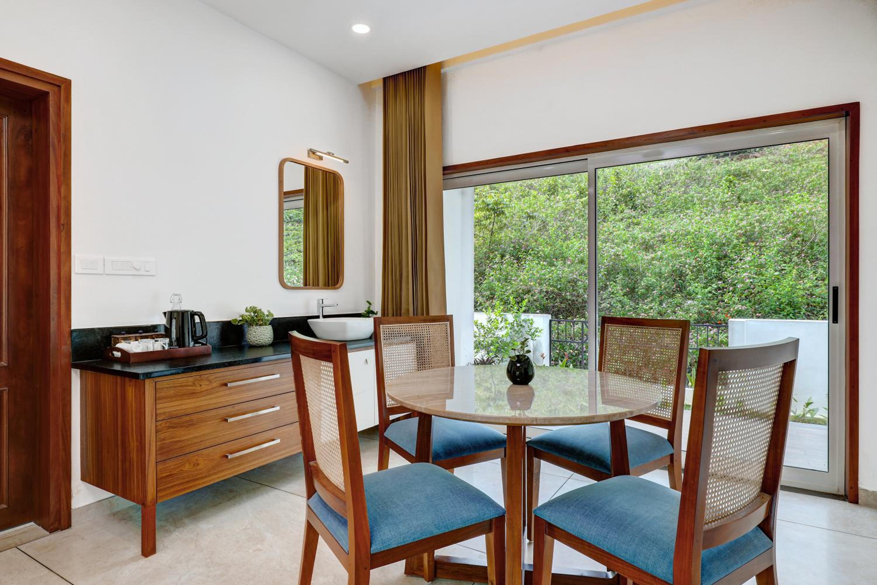 Family Room with Garden View photo 3