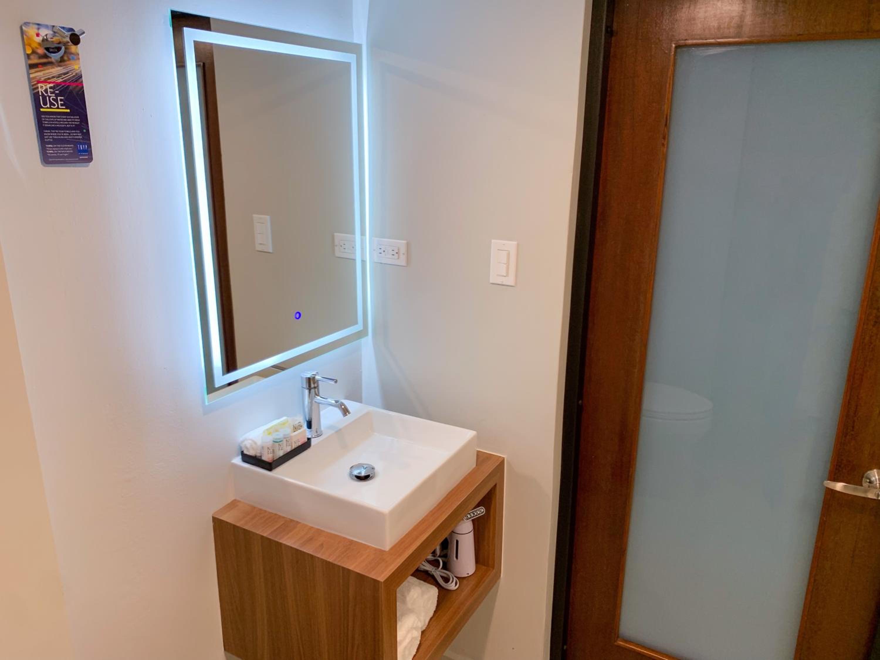 Queen Room - Non-Smoking - Photo 1