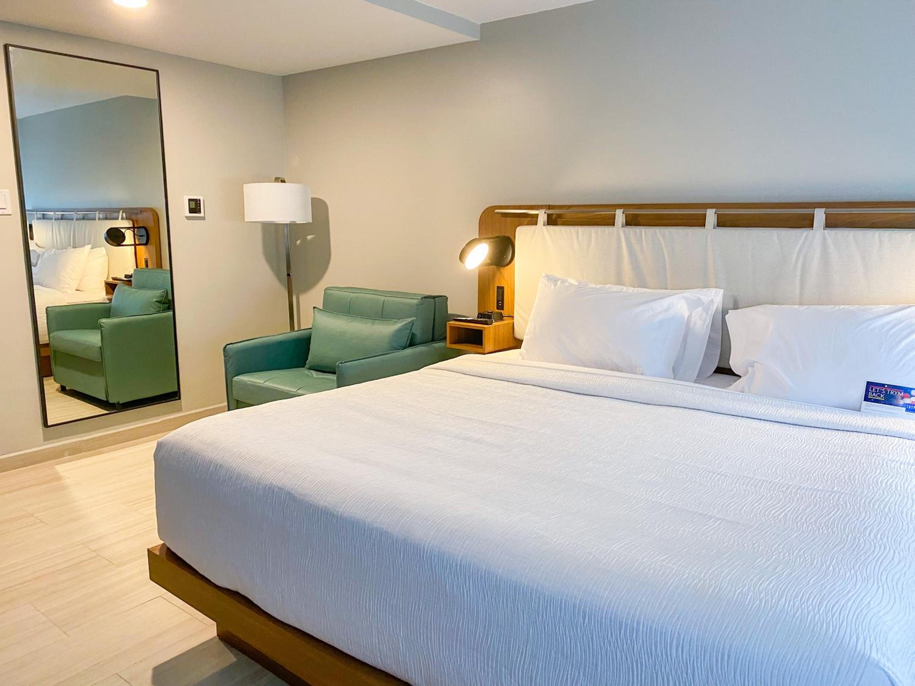 1 King Bed and 1 Twin Sofa Bed, Suite, Non-Smoking - Photo 2