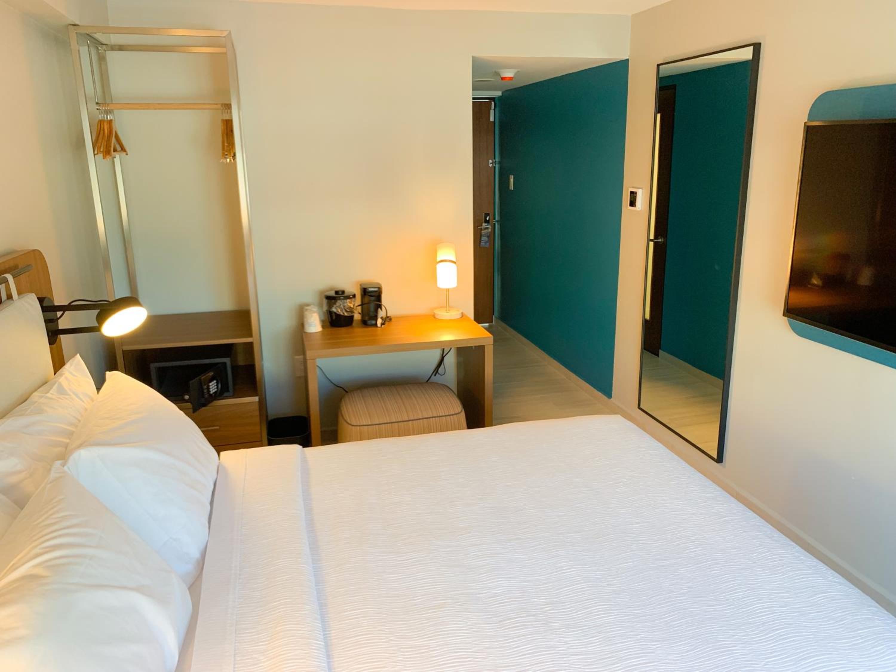 Queen Room - Non-Smoking - Photo 4