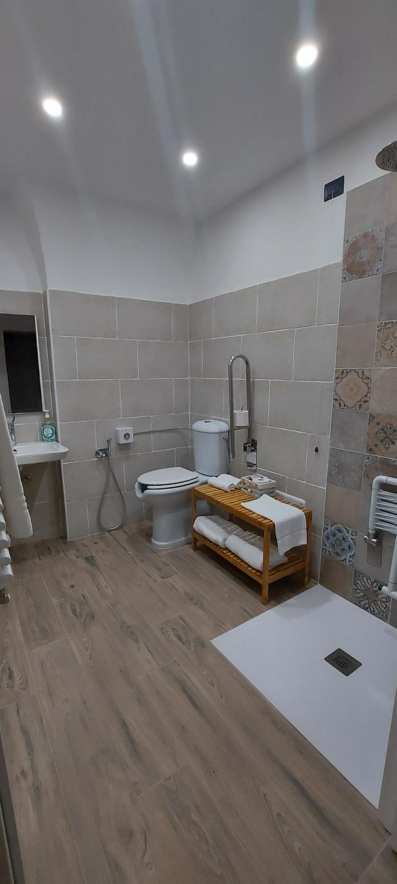 Deluxe Suite - Photo 6