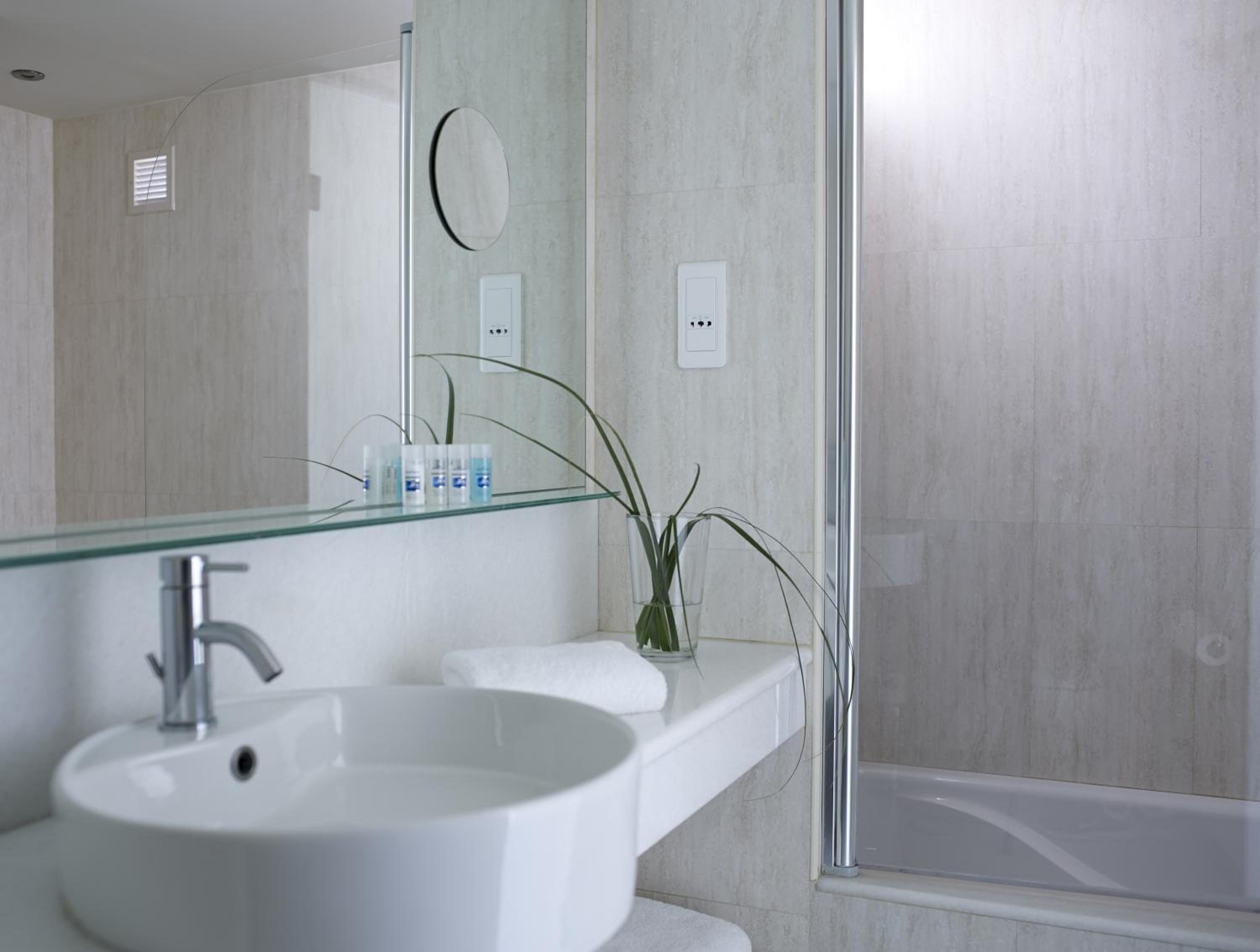 Deluxe Suite with Spa Bath - Photo 2
