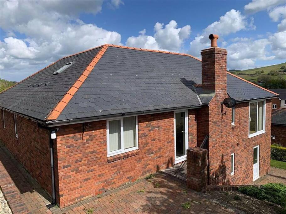 Five-Bedroom House photo 2