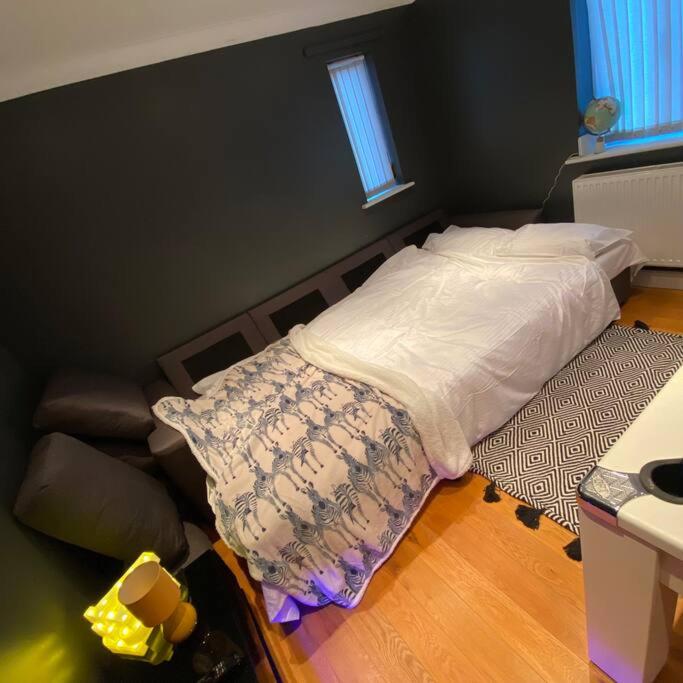 Five-Bedroom House photo 3