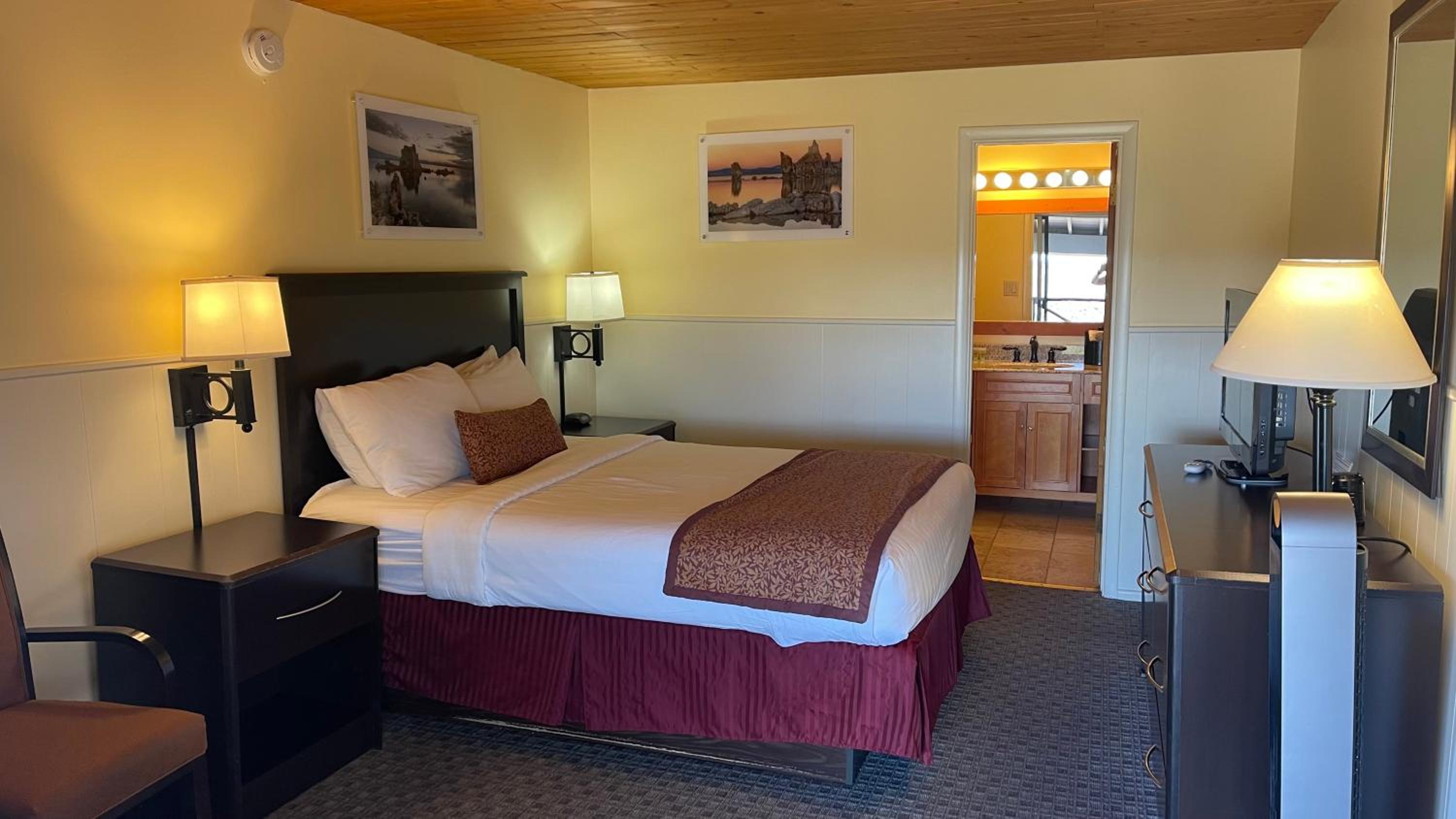 Queen Room photo 2