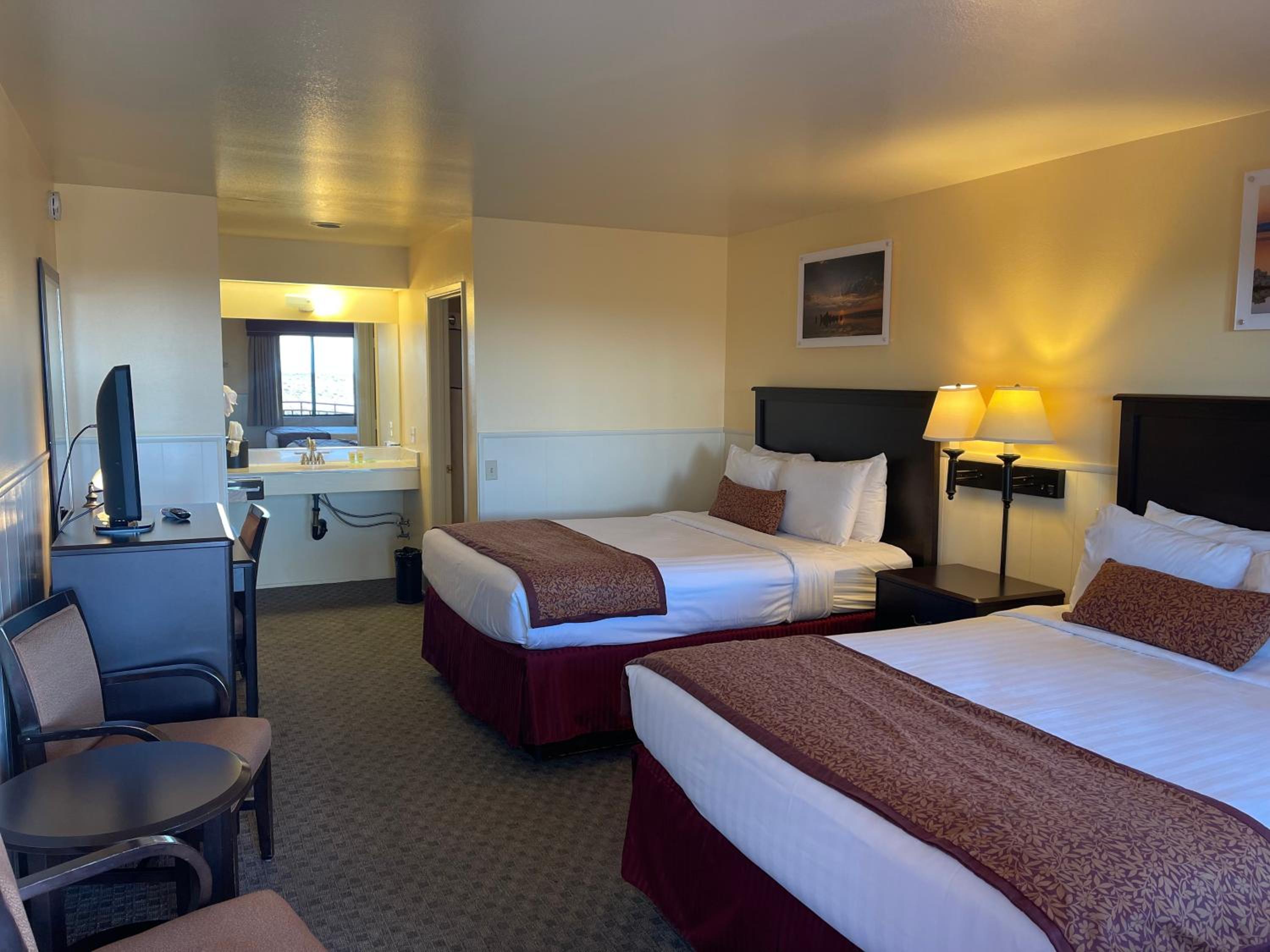 2 Queen Beds with AC, Microwave, and Fridge photo 2