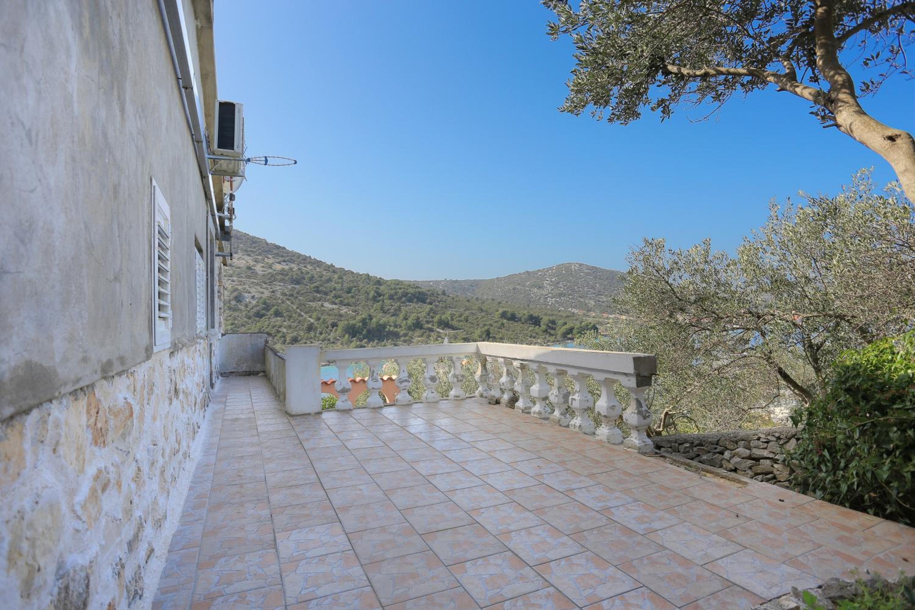 Three-Bedroom Apartment with Terrace and Sea View photo 2