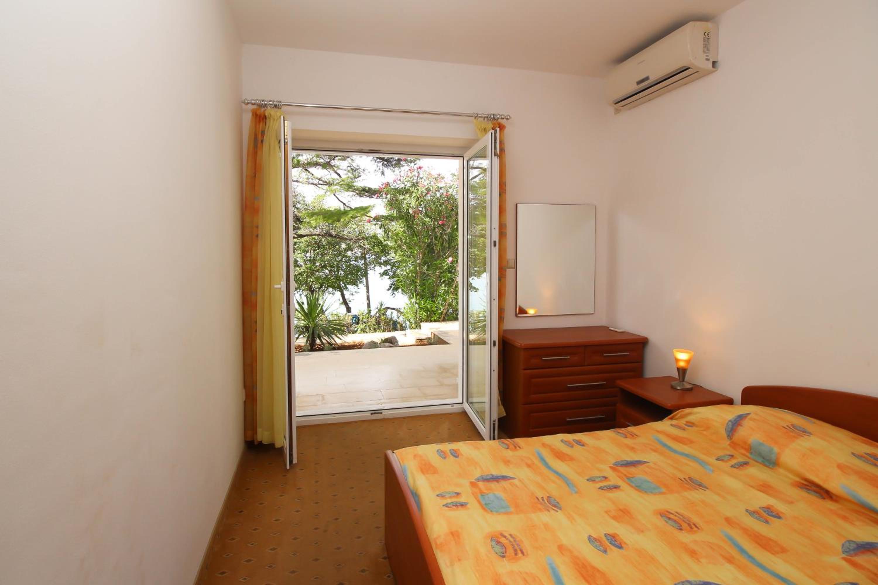 One-Bedroom Apartment with Terrace and Sea View photo 3